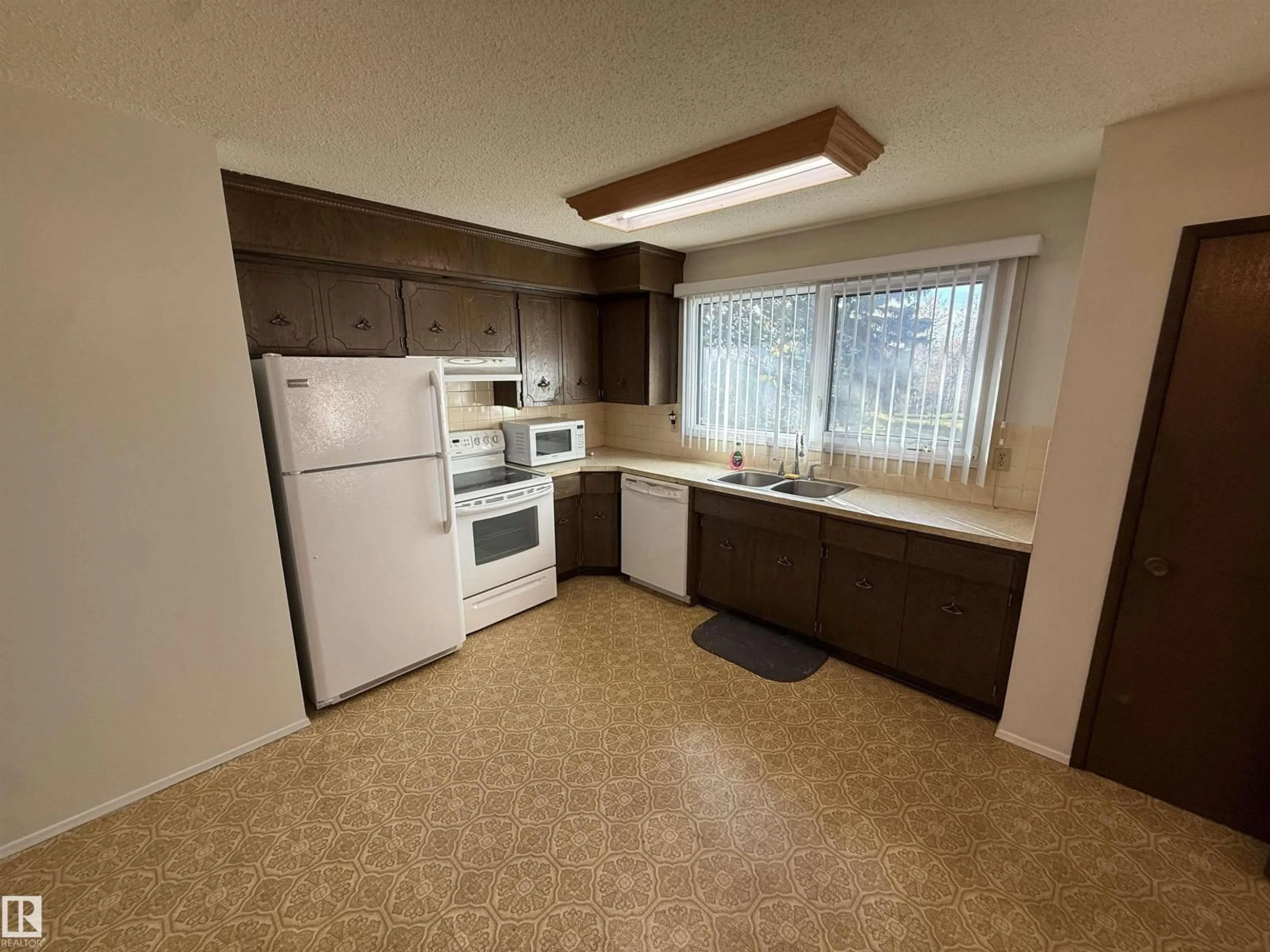 Standard kitchen, unknown for 176 HUMBERSTONE RD, Edmonton Alberta T5A4C6