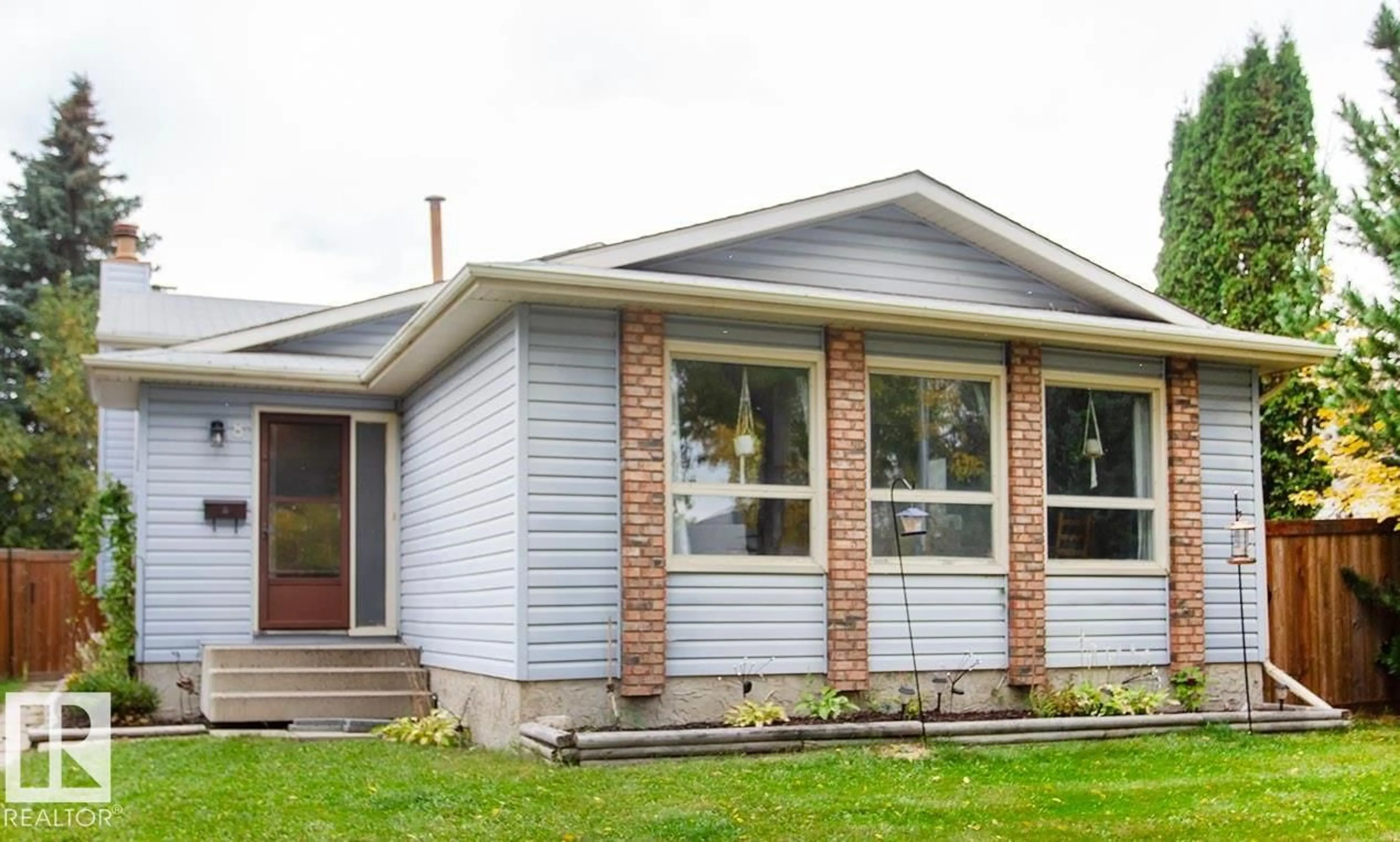 Home with vinyl exterior material, building for 8 ASH CR, St. Albert Alberta T8N3J3