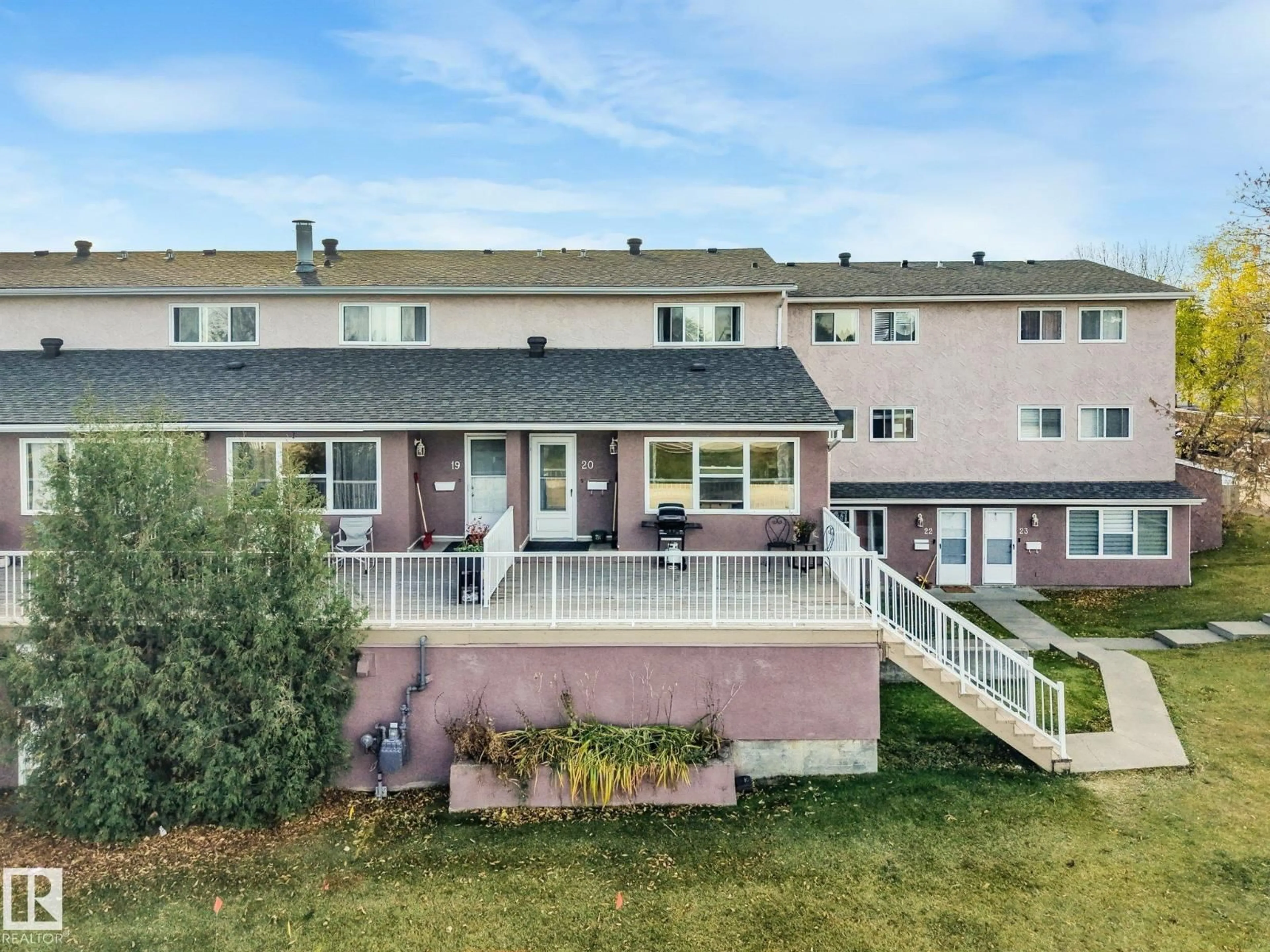 A pic from outside/outdoor area/front of a property/back of a property/a pic from drone, unknown for 20 13580 38 ST NW, Edmonton Alberta T5A2W7