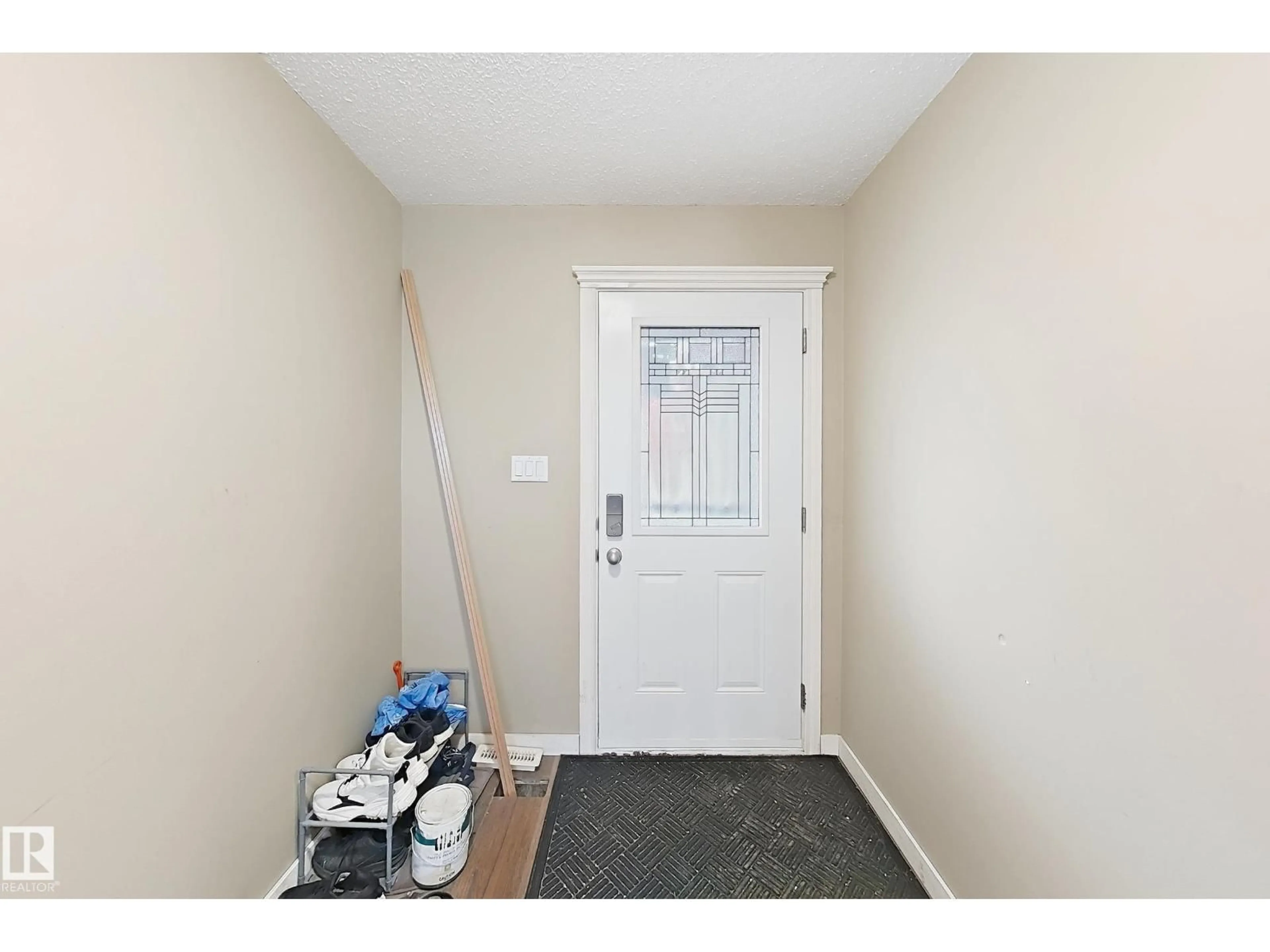 Indoor entryway for 4 - 1920 MILLWOODS RD, Edmonton Alberta T6L7C7