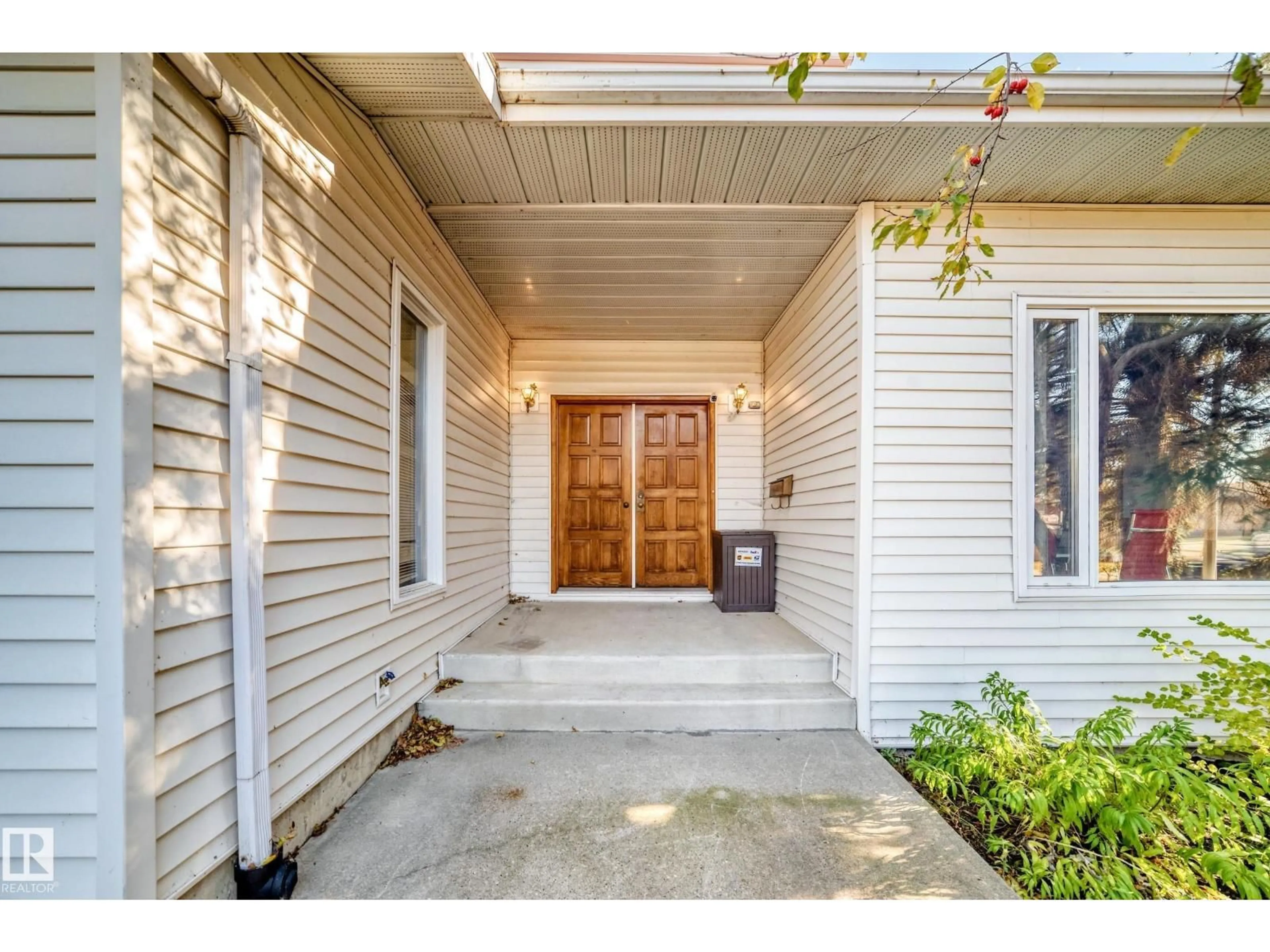 Indoor entryway for 92 HOWSON CR, Edmonton Alberta T5A4T9