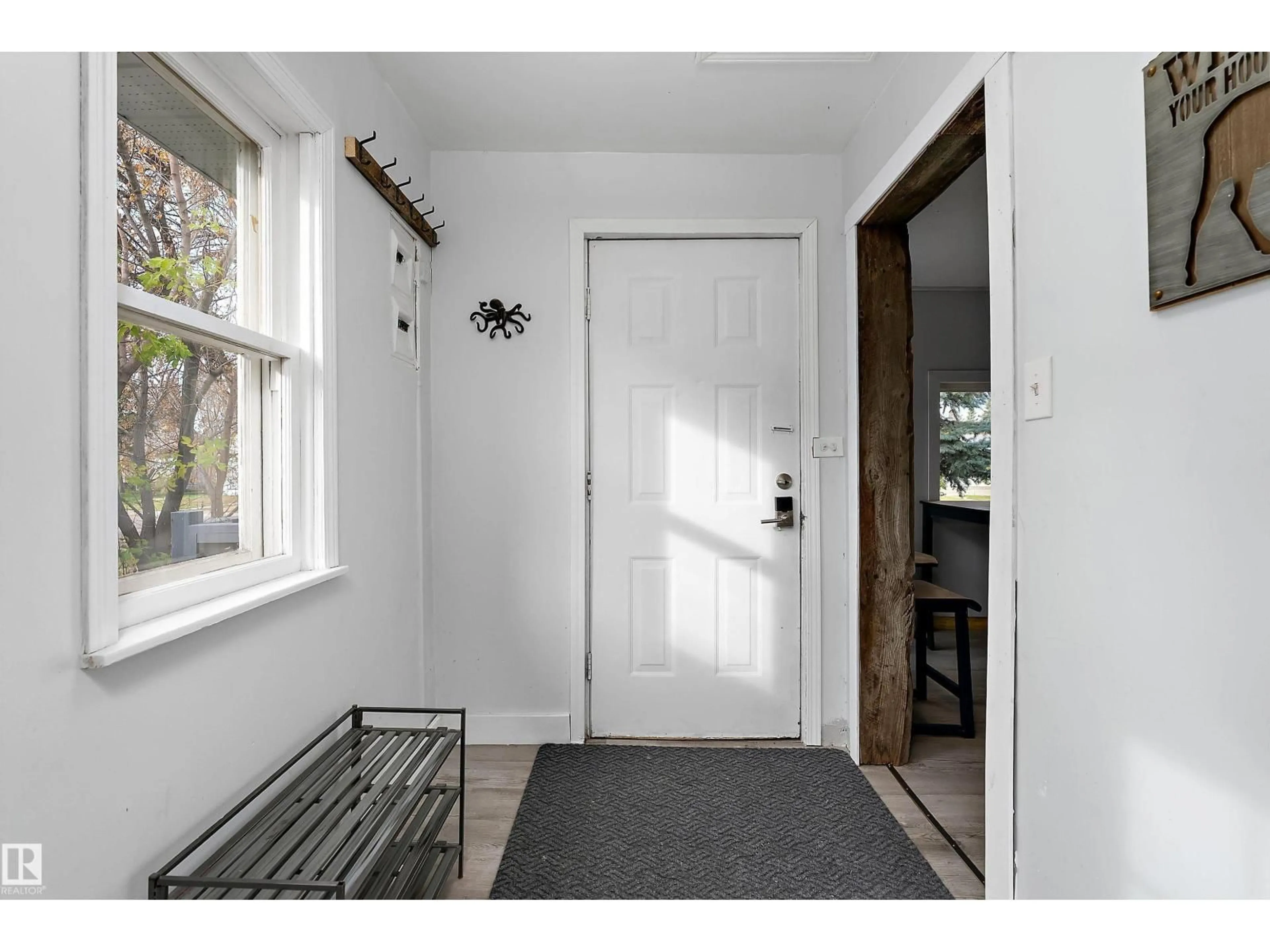 Indoor entryway for 3913 53A ST, Wetaskiwin Alberta T9A1R7