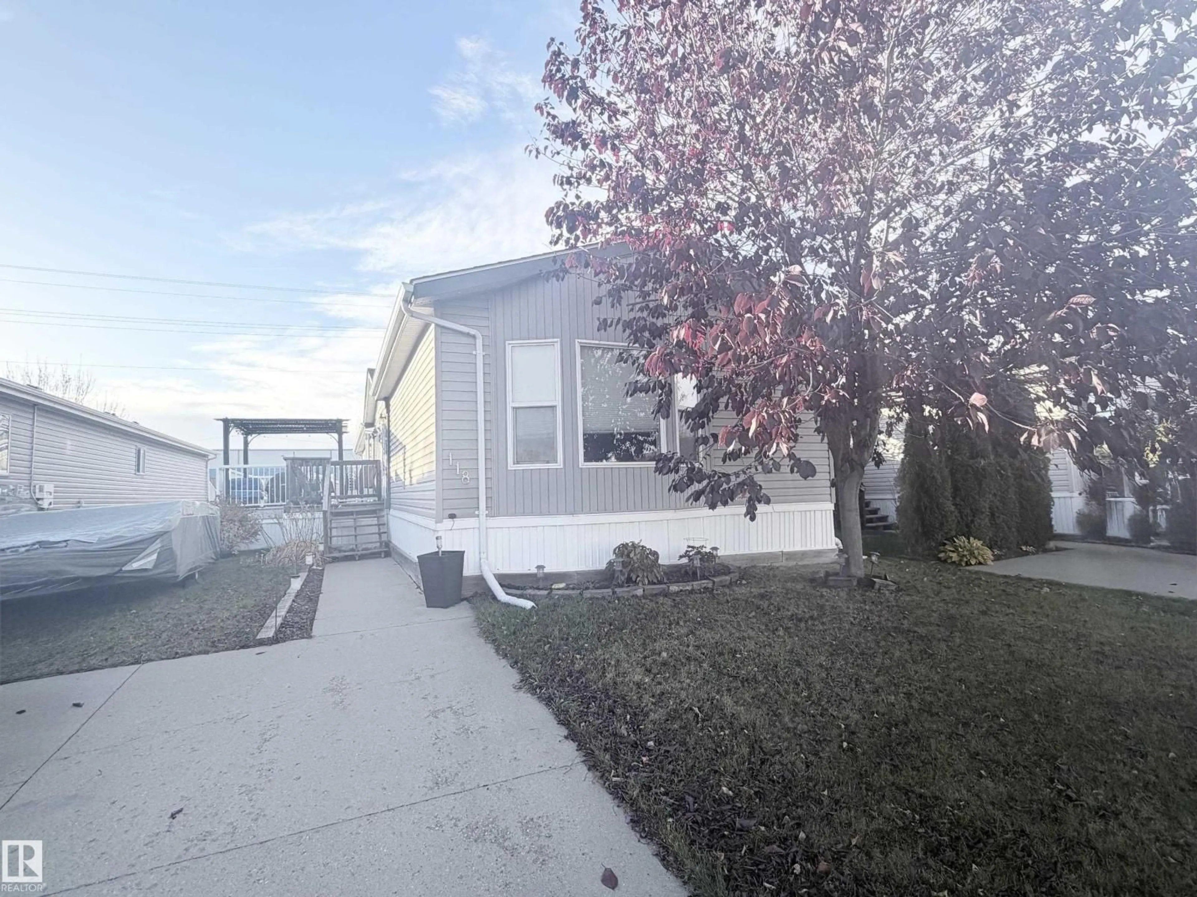 Home with vinyl exterior material, street for 118 OAK WOOD ROAD, Edmonton Alberta T6P0A2