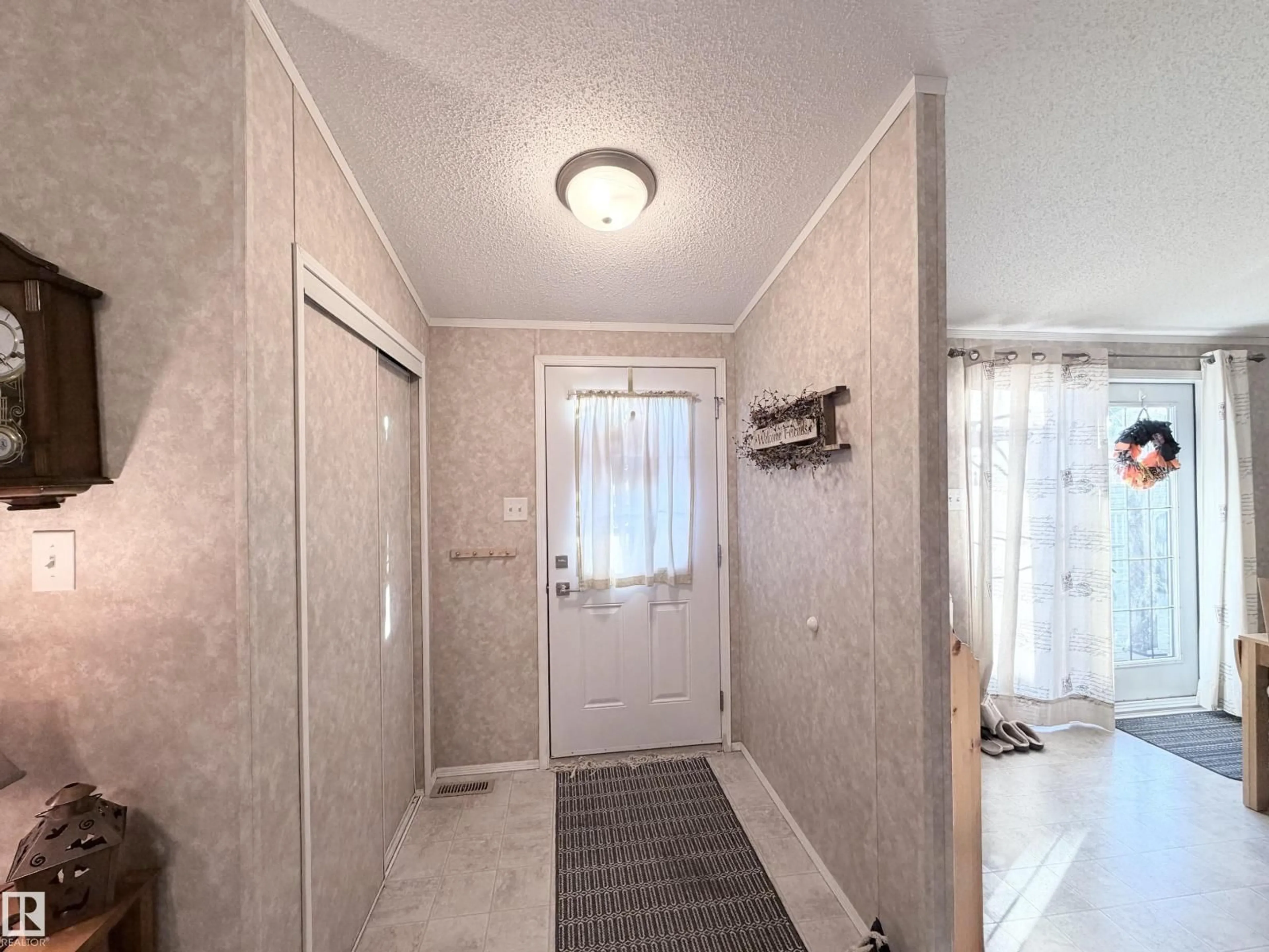 Indoor entryway for 118 OAK WOOD ROAD, Edmonton Alberta T6P0A2