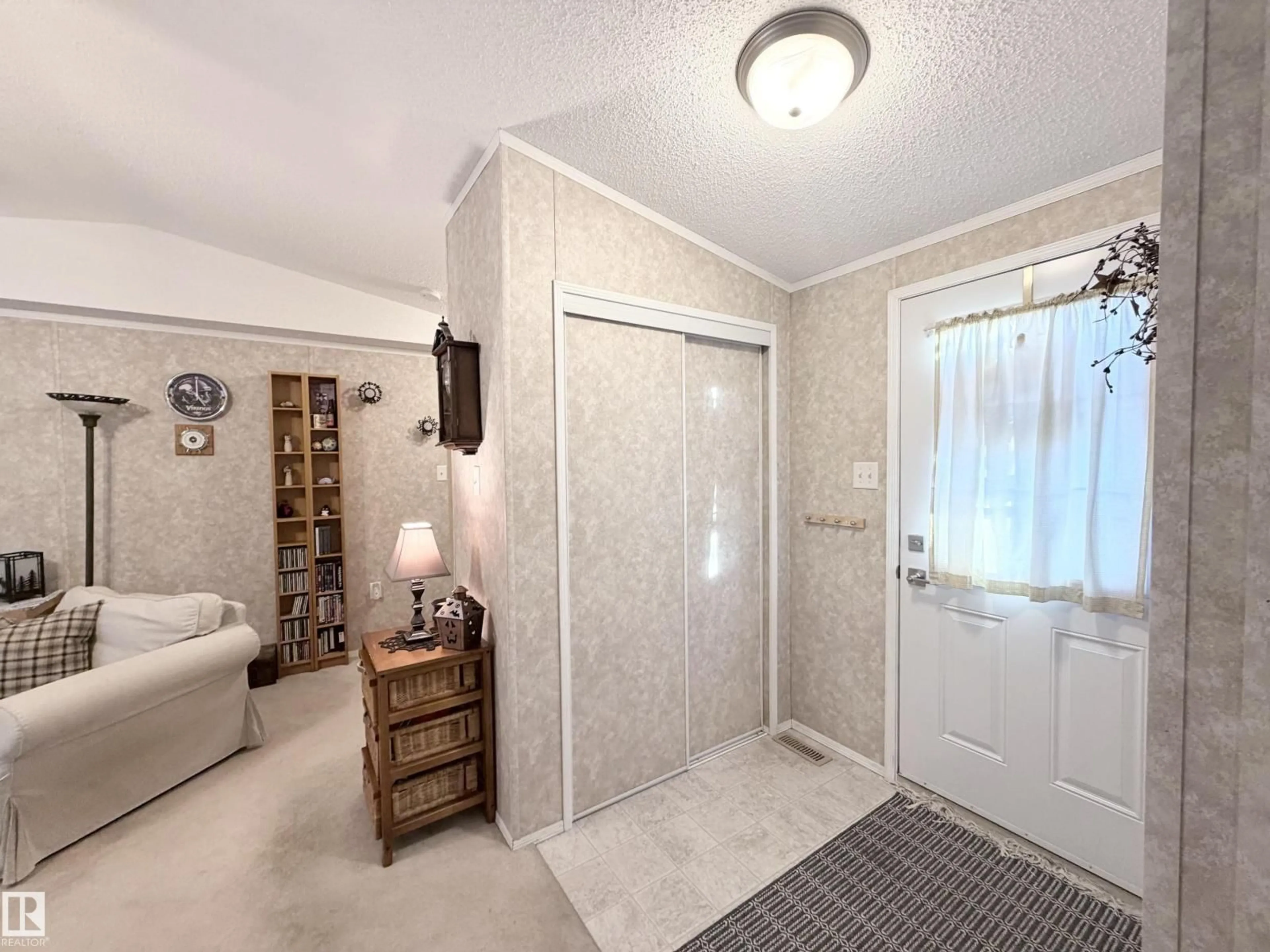 Indoor entryway for 118 OAK WOOD ROAD, Edmonton Alberta T6P0A2