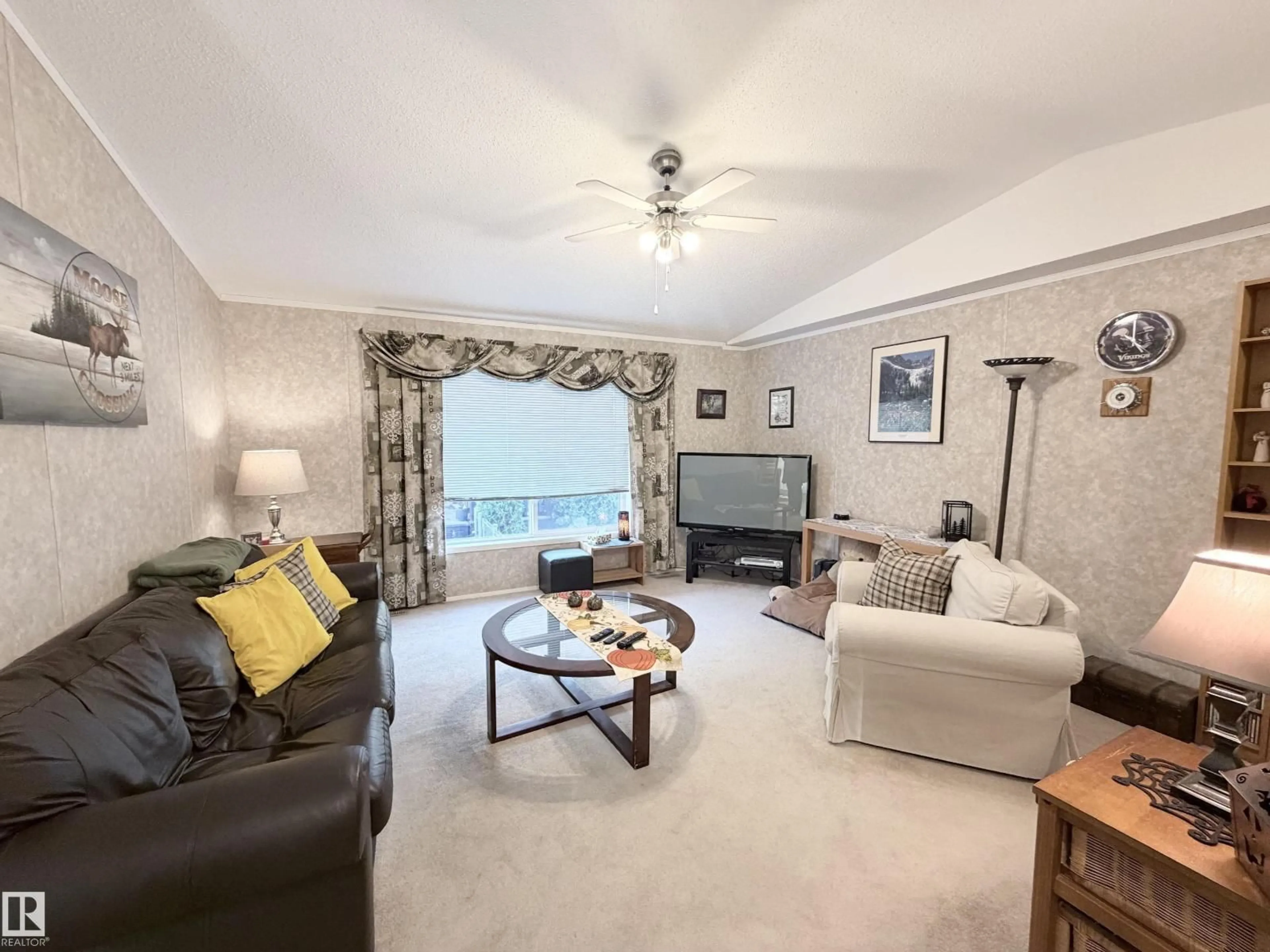 Living room with furniture, unknown for 118 OAK WOOD ROAD, Edmonton Alberta T6P0A2