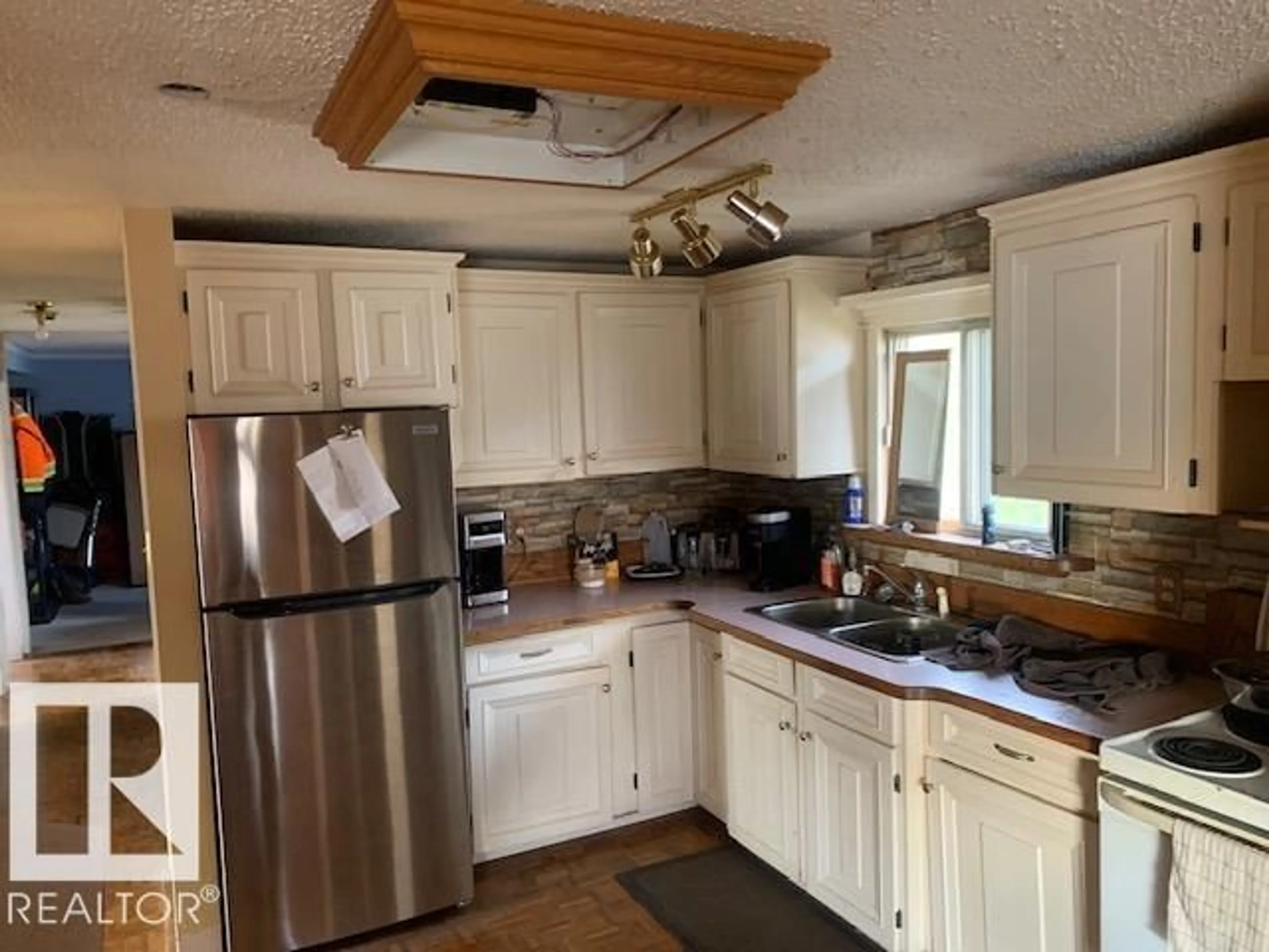 Standard kitchen, unknown for 122 CAMERON CR, Wetaskiwin Alberta T9A3H7