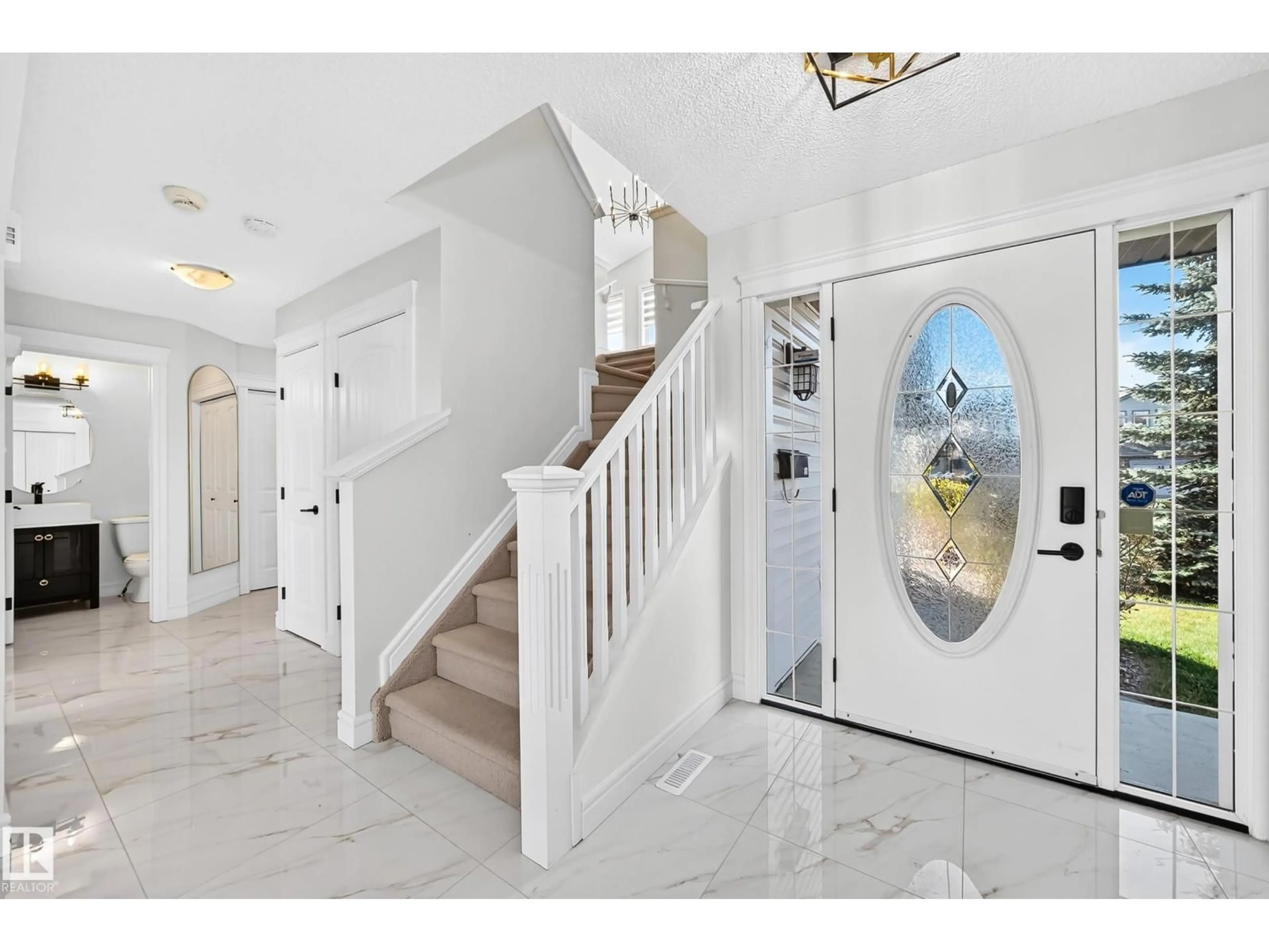 Indoor entryway for 8509 SLOANE CR, Edmonton Alberta T6R0L1