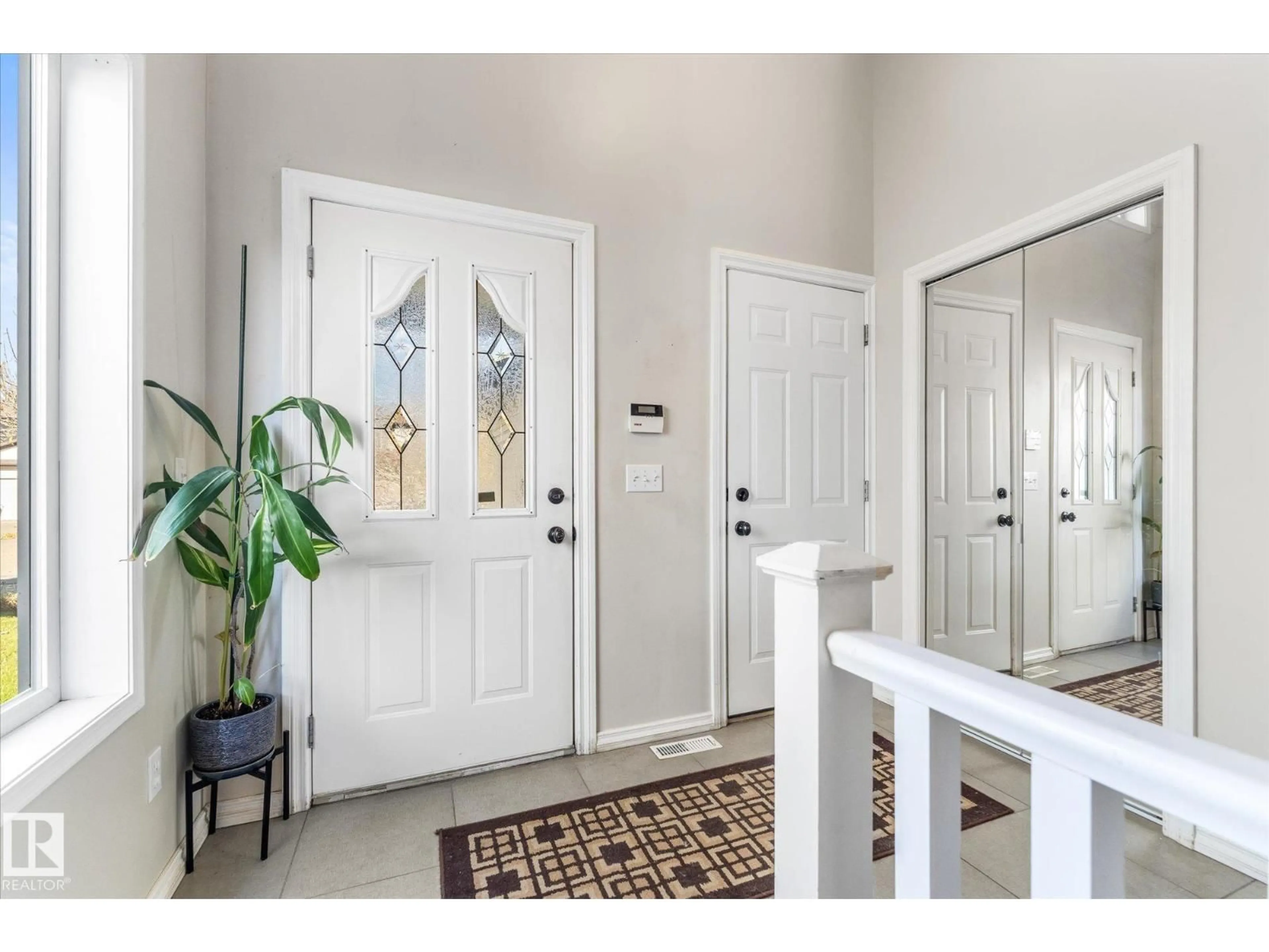 Indoor entryway for 845 GRAHAM WD, Edmonton Alberta T5T6N4