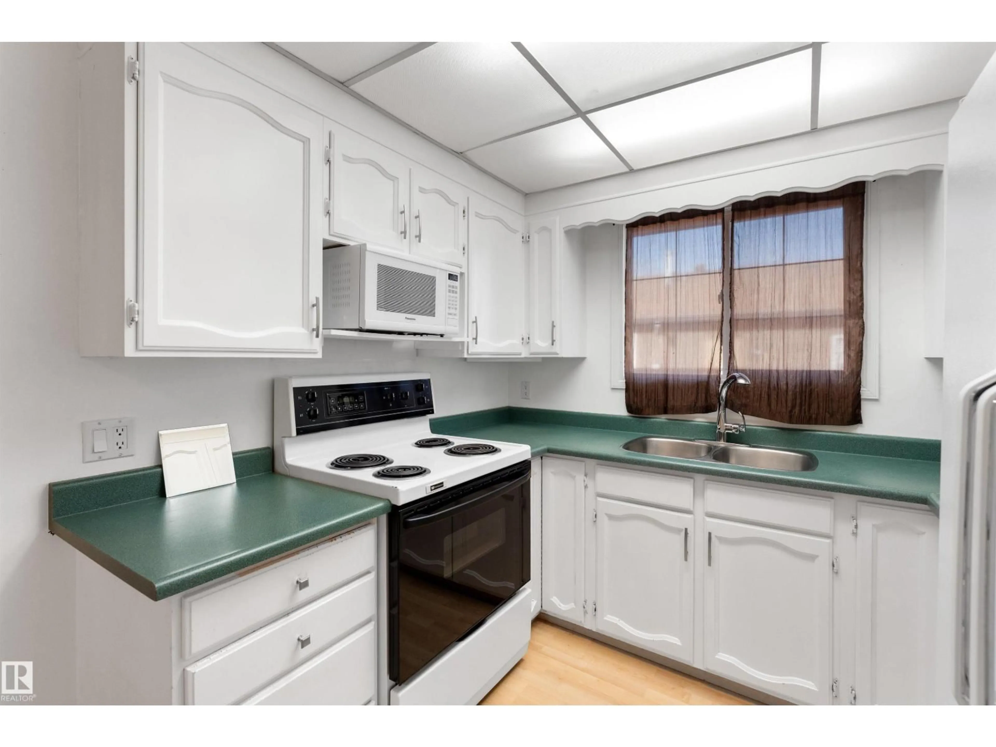 Standard kitchen, unknown for NW - 1720 65 ST, Edmonton Alberta T6L1S2
