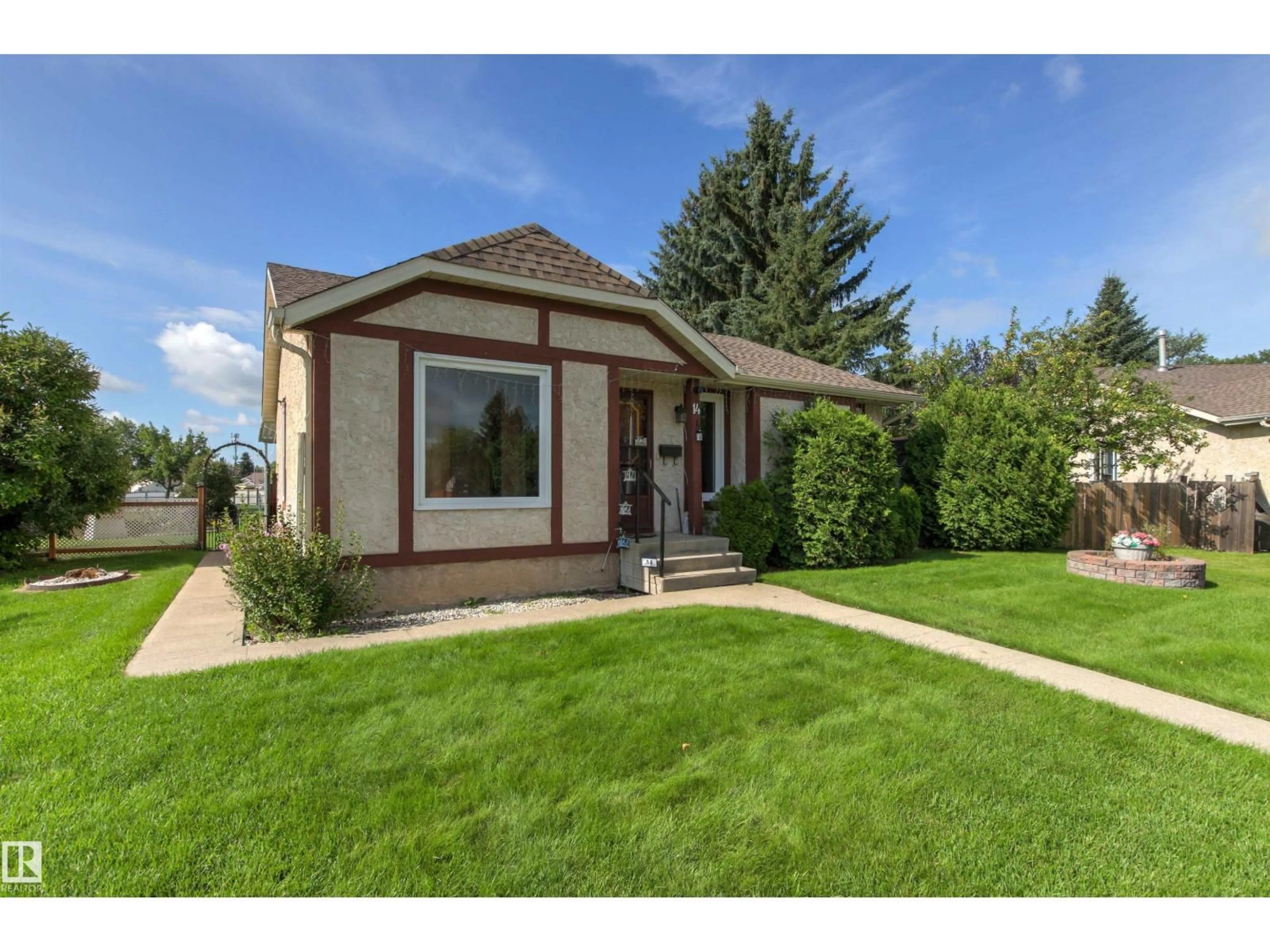 Home with vinyl exterior material, street for 14 GOEBEL CL, Spruce Grove Alberta T7X2A1