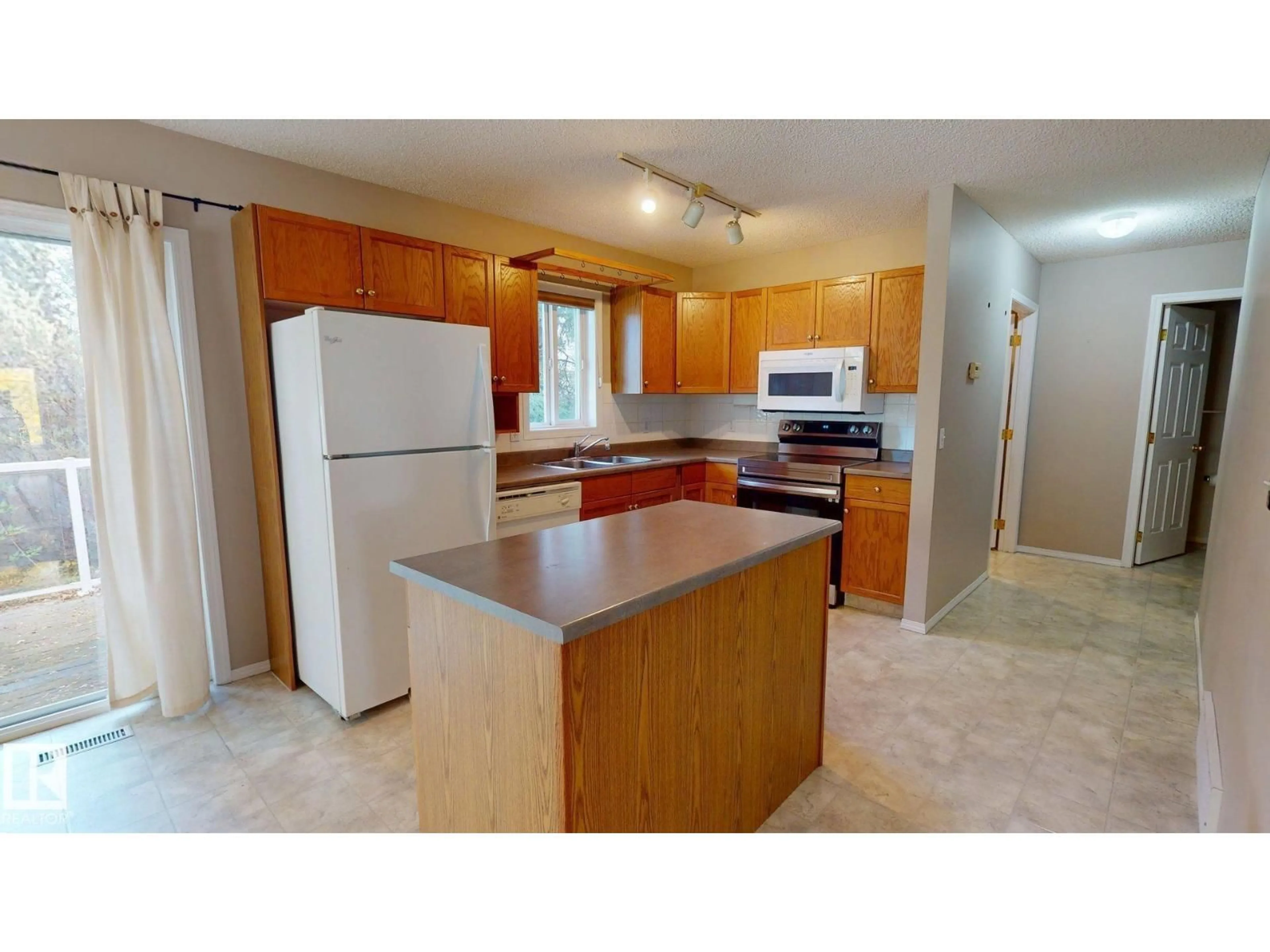 Standard kitchen, unknown for 11 - 8 HUNCHAK WY, St. Albert Alberta T8N6P2