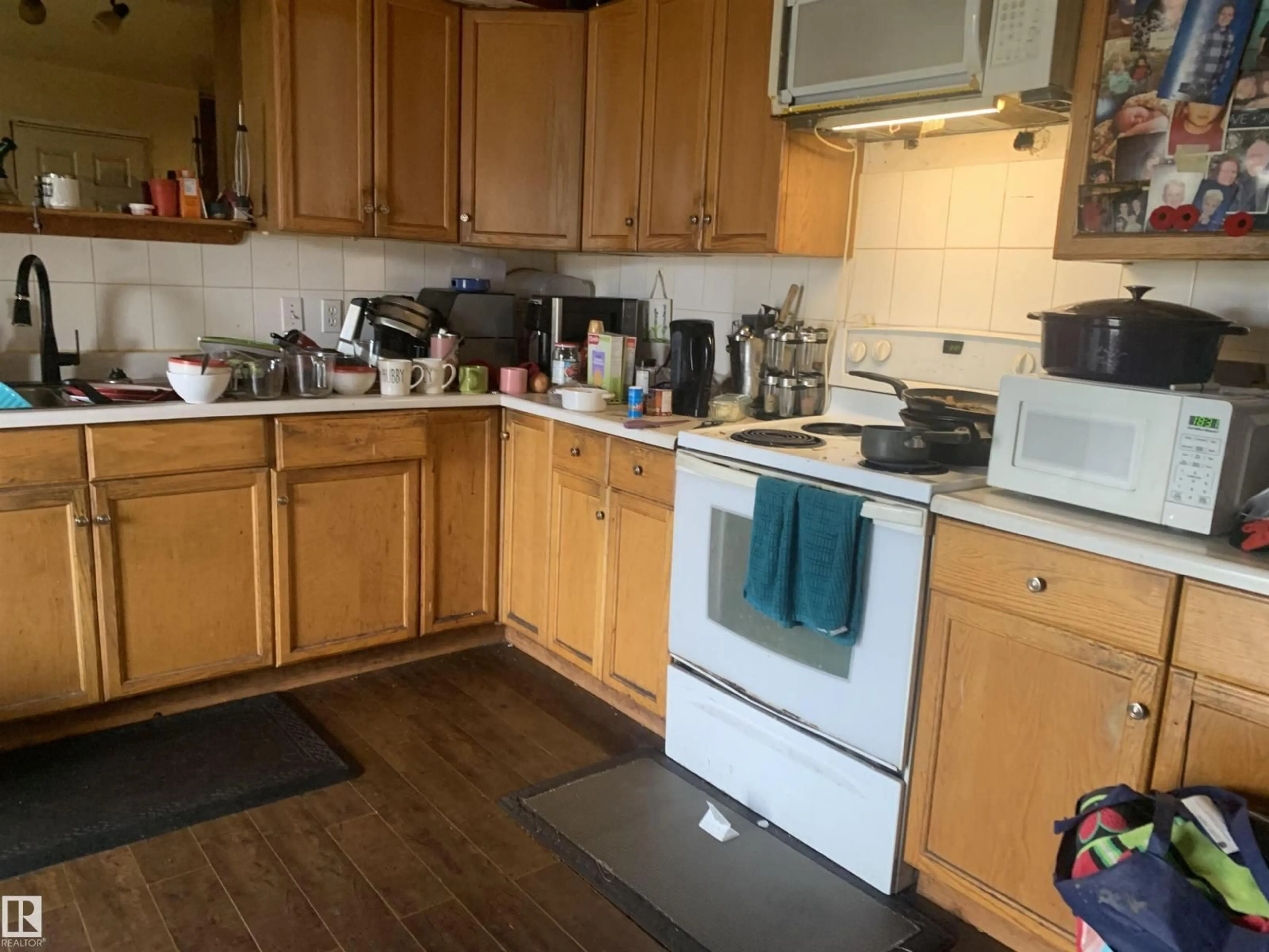 Standard kitchen, unknown for 28 BROWNSTONE RD, Lacombe Alberta T4L1V6