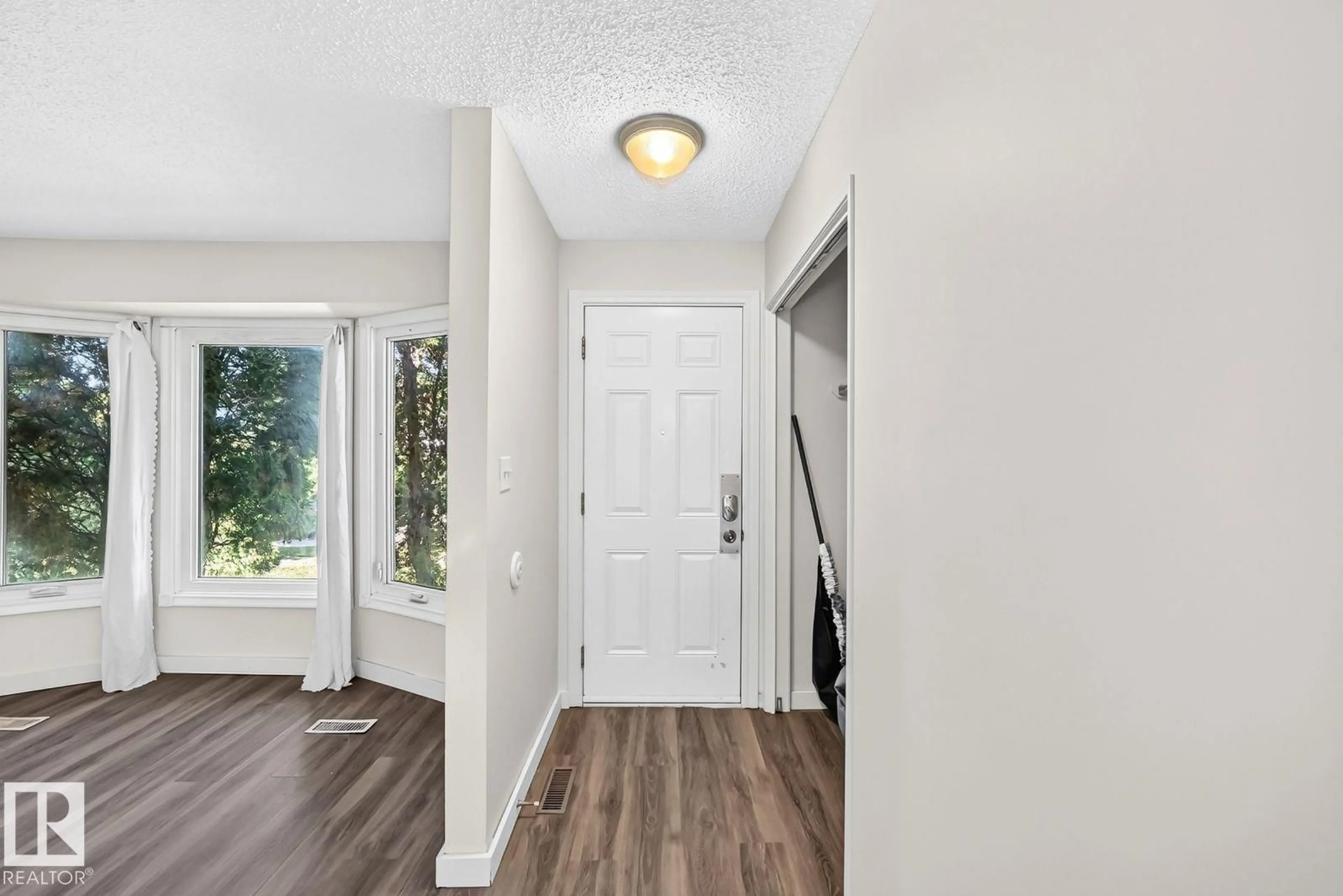 Indoor entryway for NW - 1020 60 ST, Edmonton Alberta T6L5P7