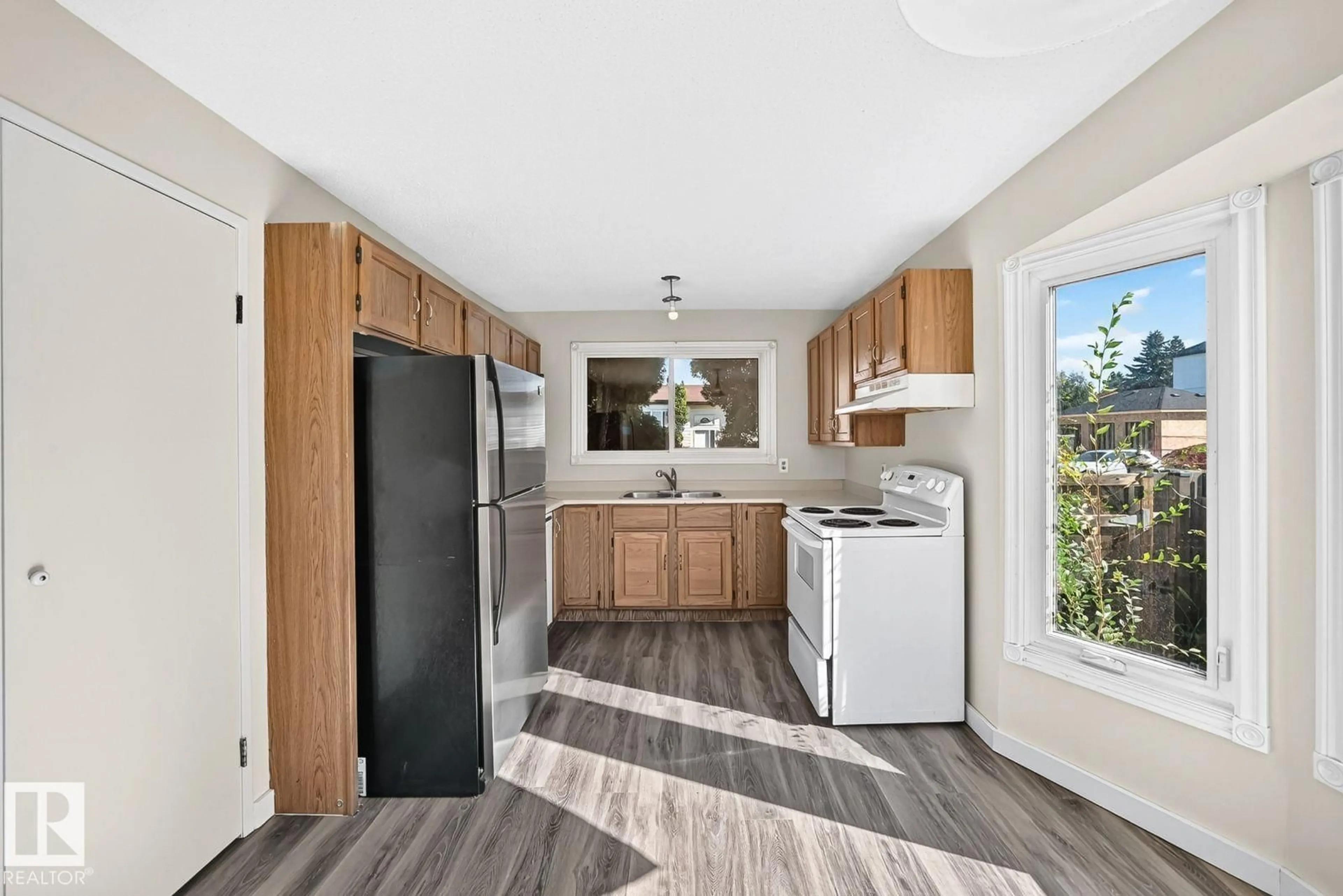 Standard kitchen, unknown for NW - 1020 60 ST, Edmonton Alberta T6L5P7