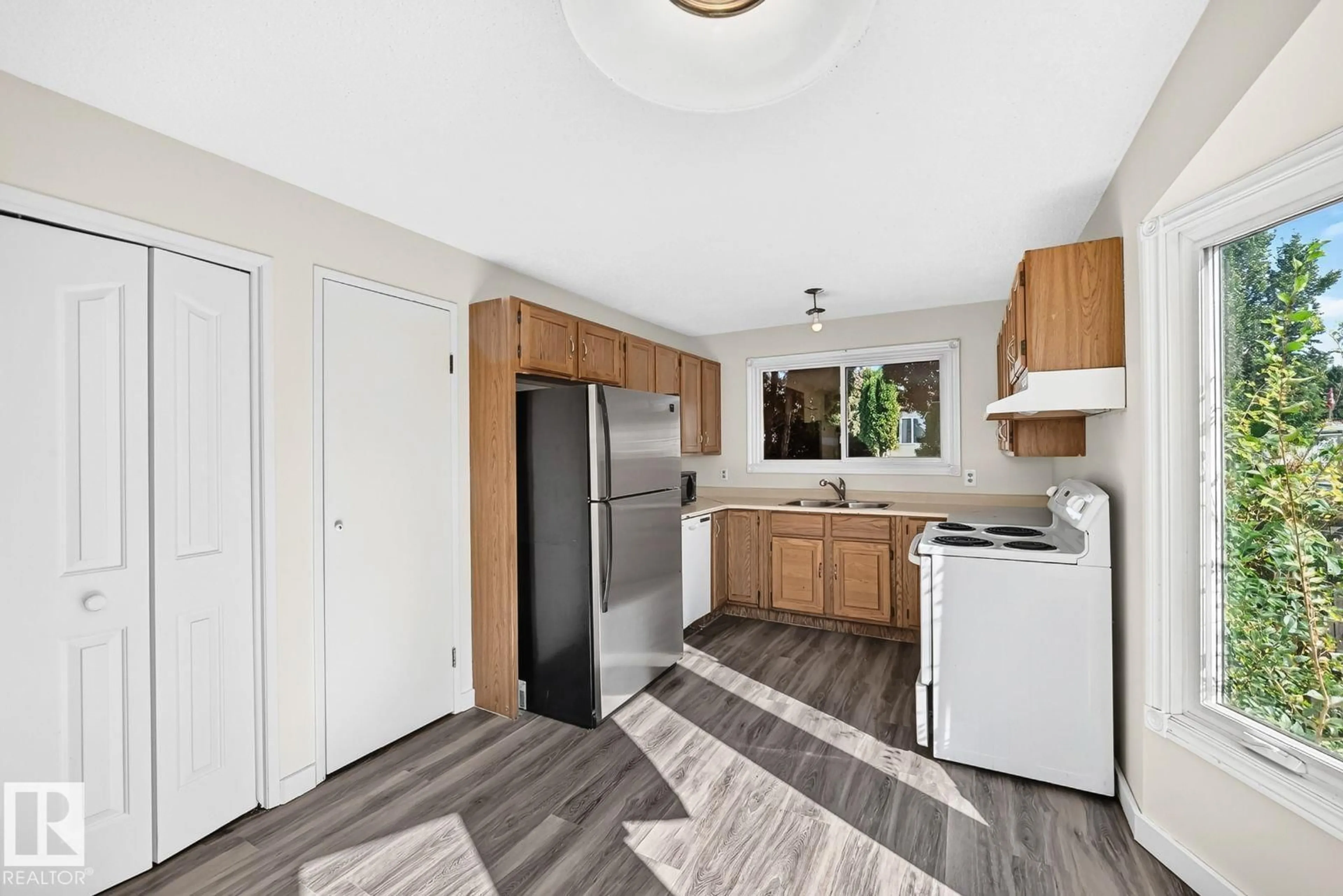 Standard kitchen, unknown for NW - 1020 60 ST, Edmonton Alberta T6L5P7