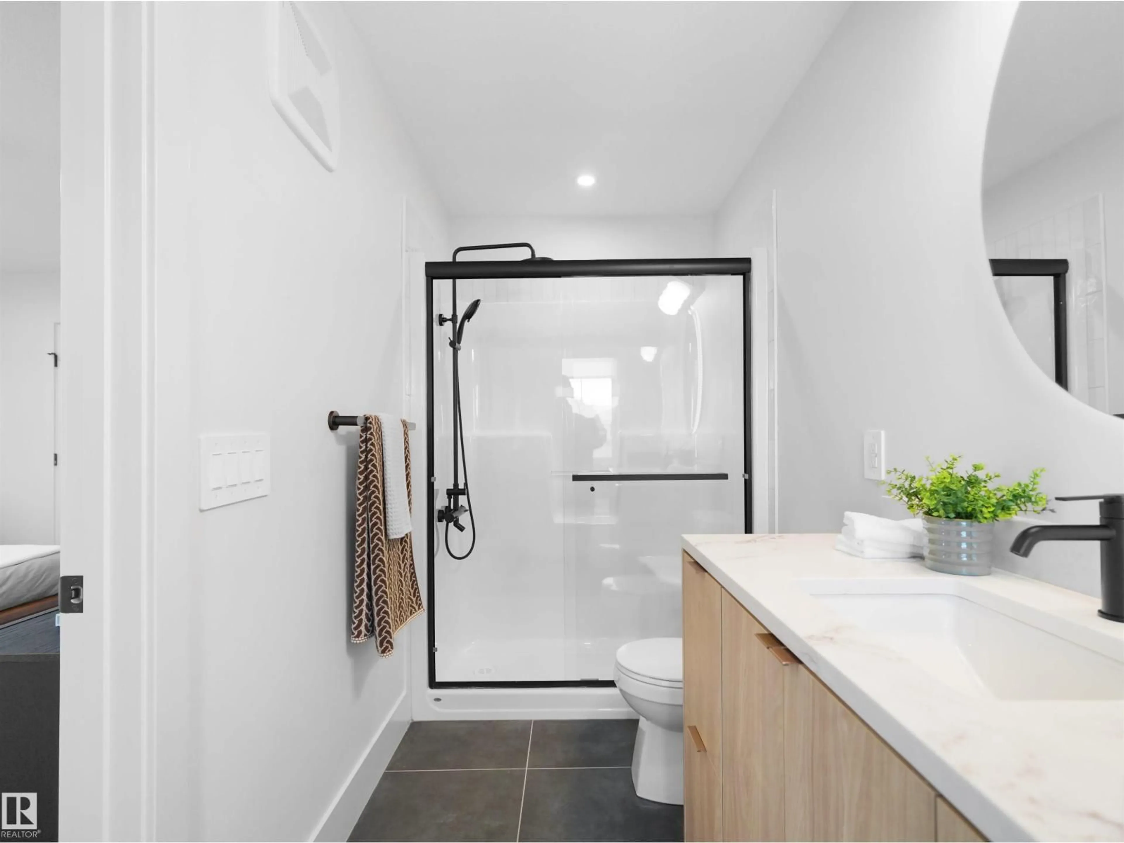 Contemporary bathroom, ceramic/tile floor for SW - 8295 KIRIAK LO, Edmonton Alberta T6W5S2