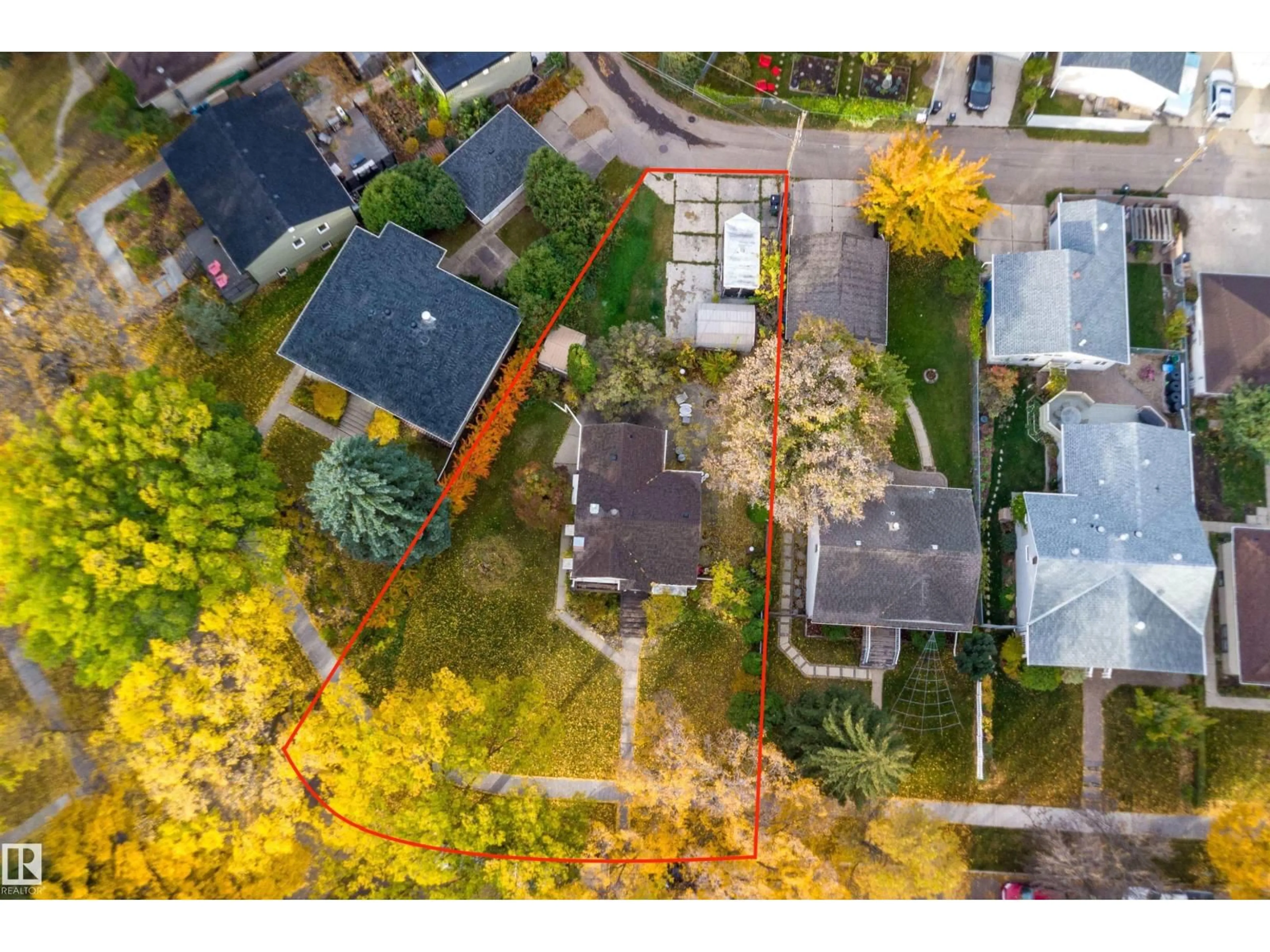 A pic from outside/outdoor area/front of a property/back of a property/a pic from drone, street for 11704 135A ST NW, Edmonton Alberta T5M1L5