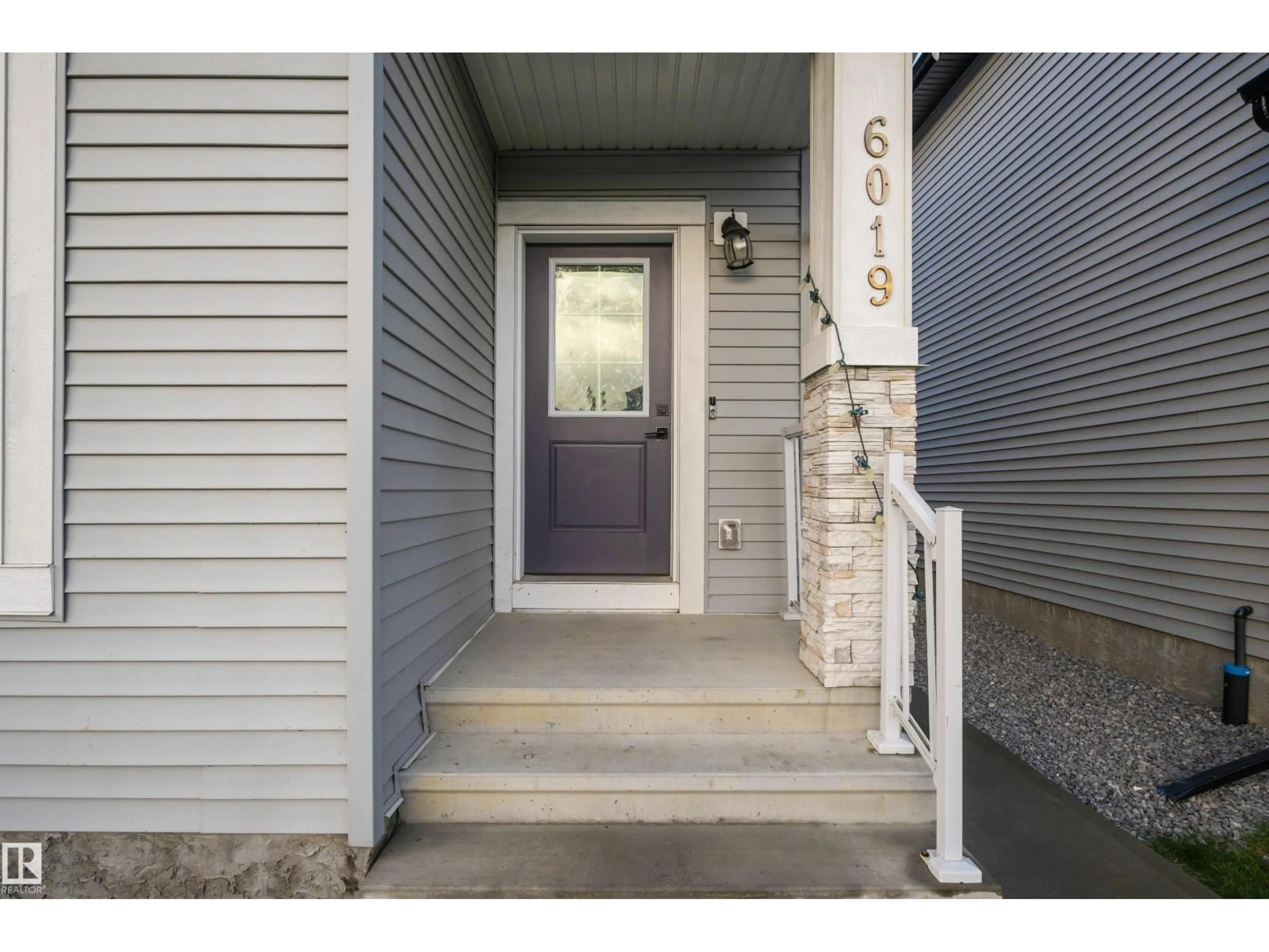 Indoor entryway for NW - 6019 180 AV, Edmonton Alberta T5Y3W9
