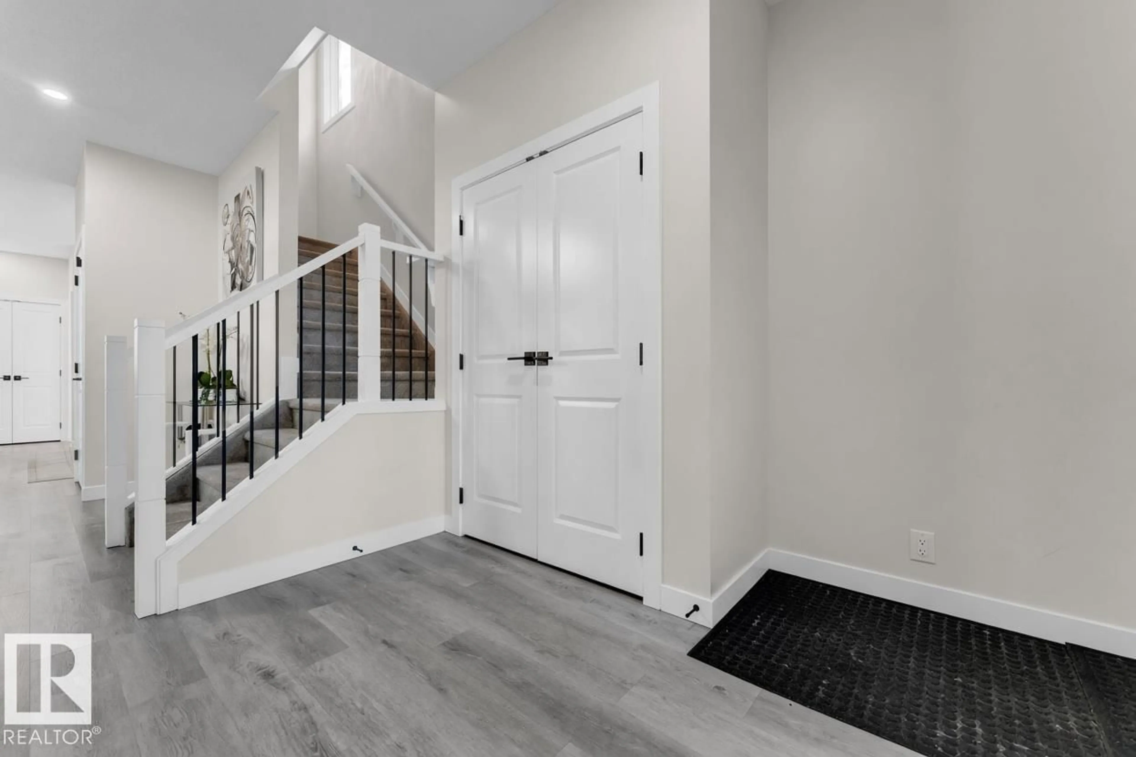 Indoor entryway for NW - 6019 180 AV, Edmonton Alberta T5Y3W9