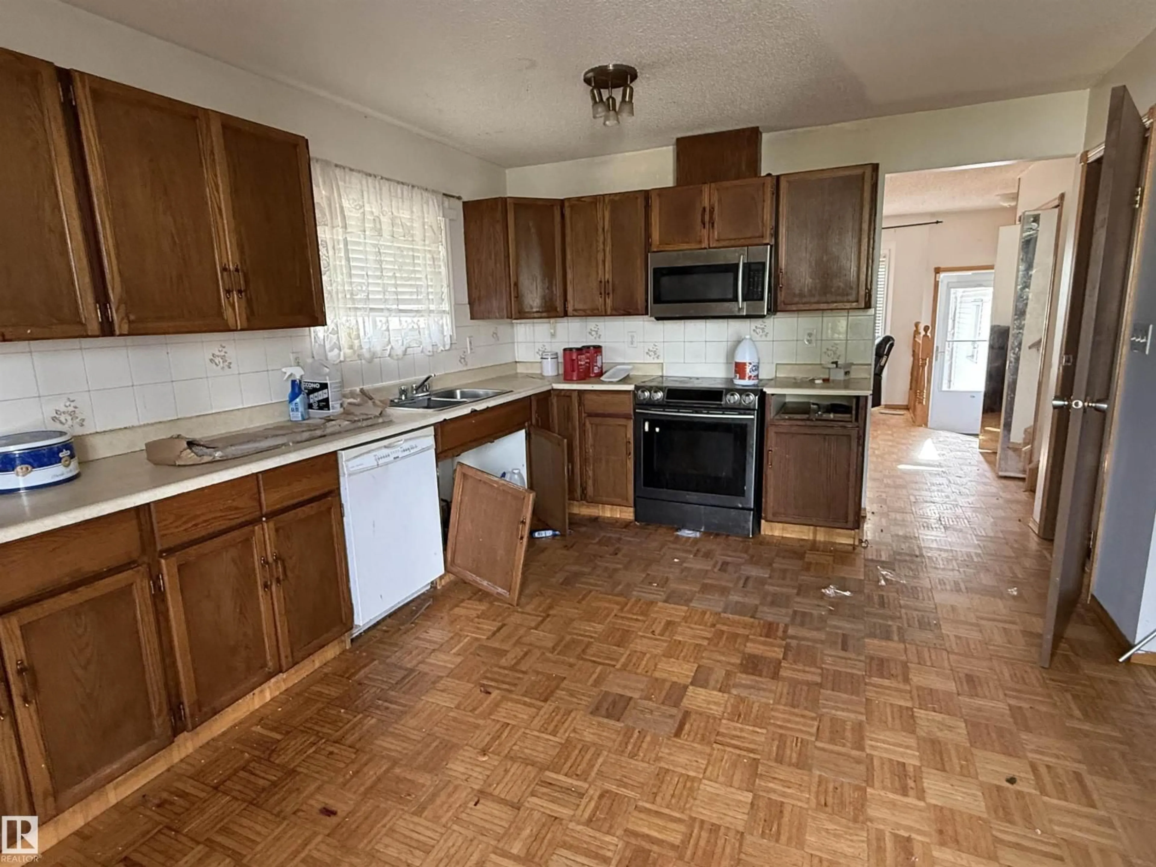 Standard kitchen, unknown for NW - 7520 152B AV, Edmonton Alberta T5C3K9
