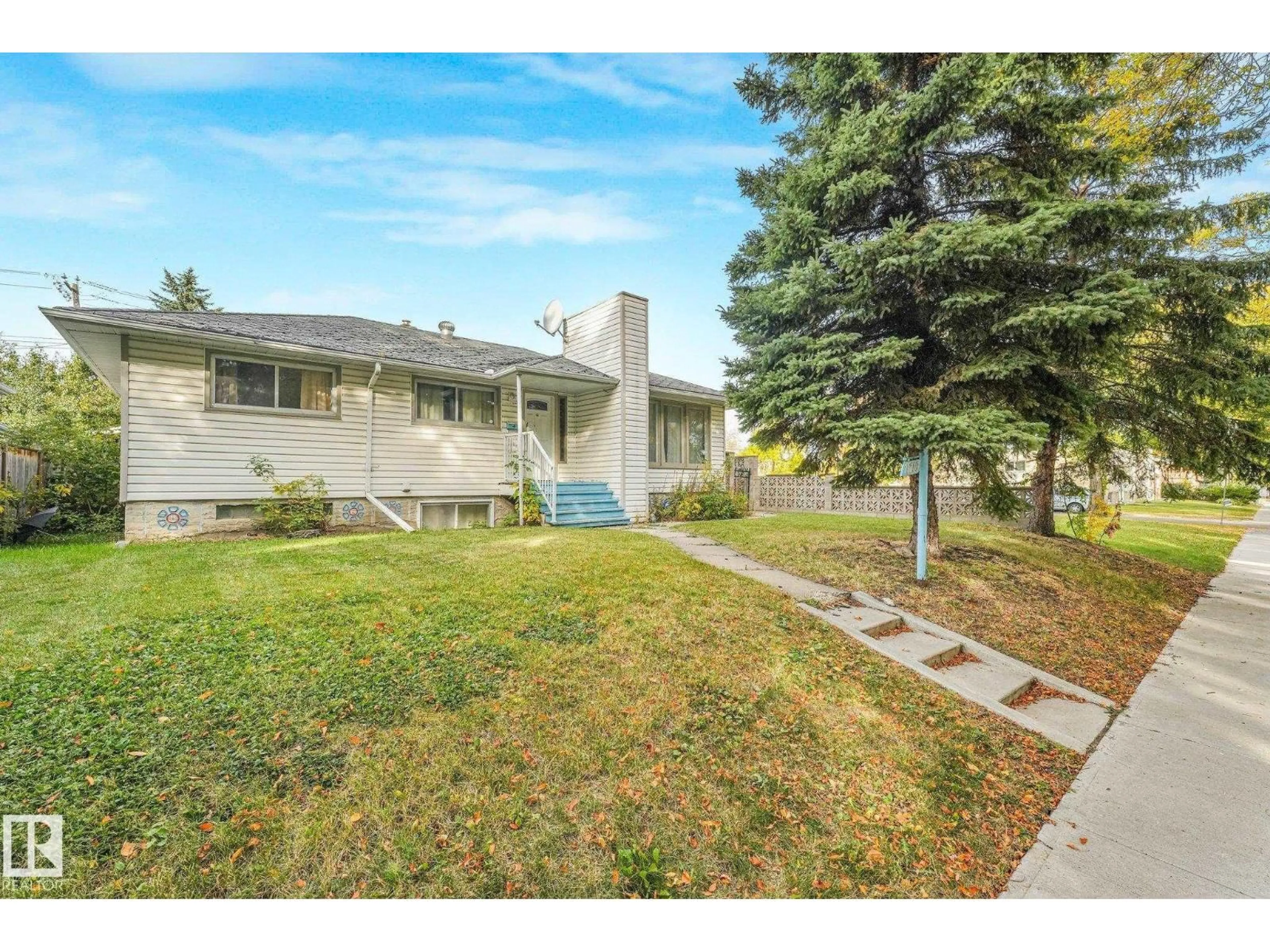 A pic from outside/outdoor area/front of a property/back of a property/a pic from drone, street for NW - 11716 130 ST, Edmonton Alberta T5M1A8