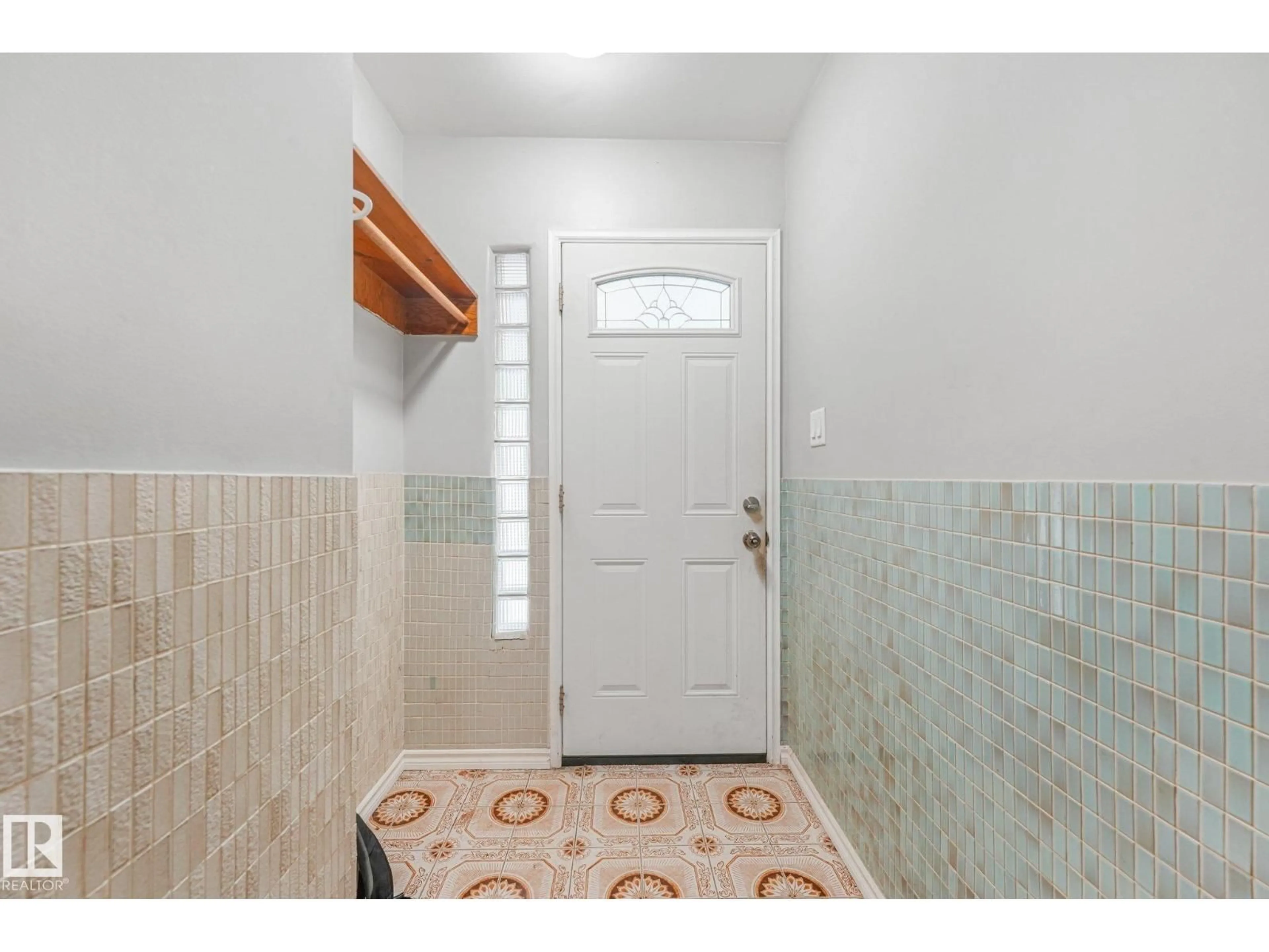 Indoor entryway for NW - 11716 130 ST, Edmonton Alberta T5M1A8