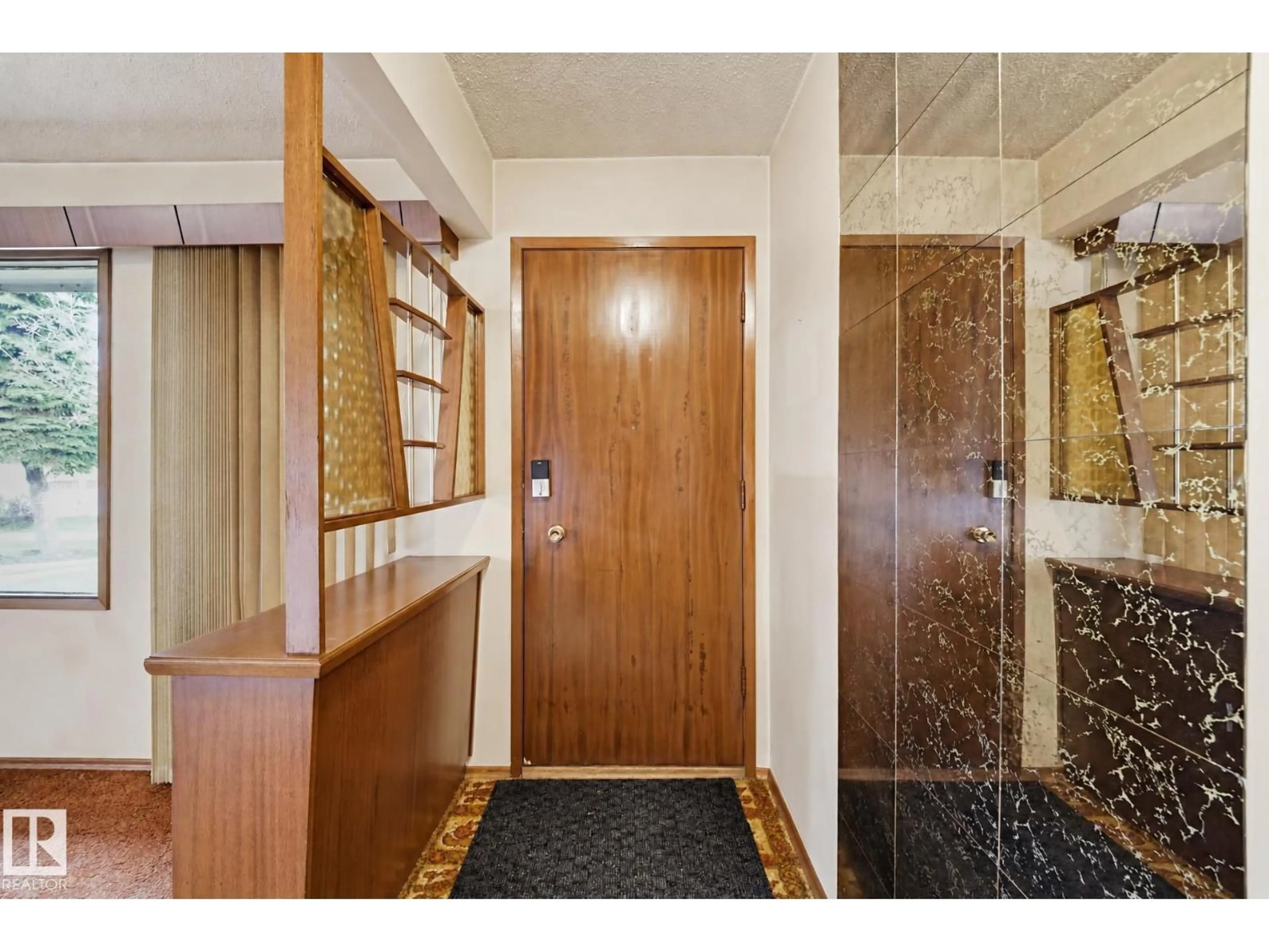 Indoor foyer for 7319 150 AV, Edmonton Alberta T5C2X9