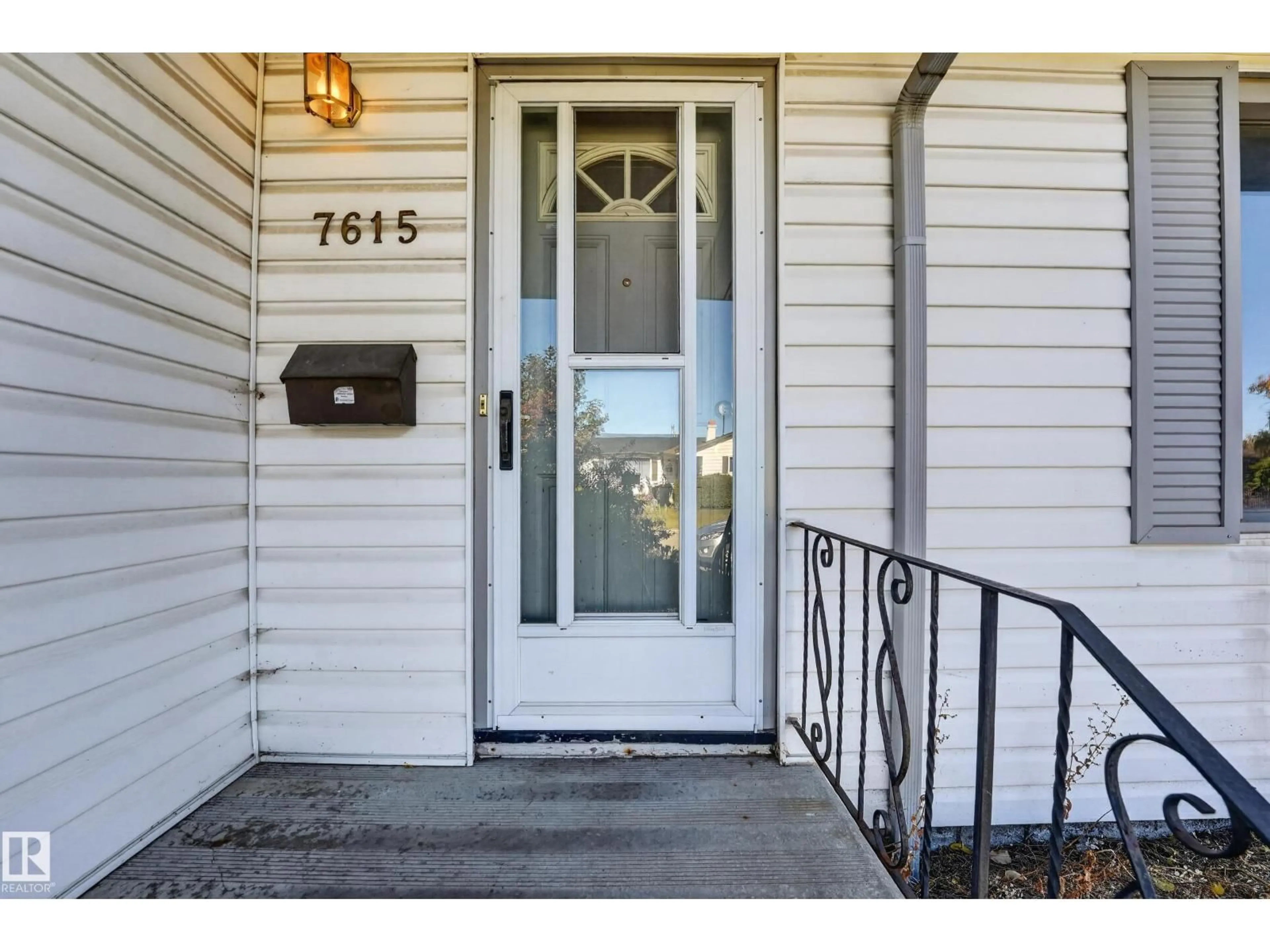 Indoor entryway for 7615 135A AV, Edmonton Alberta T5C2J2