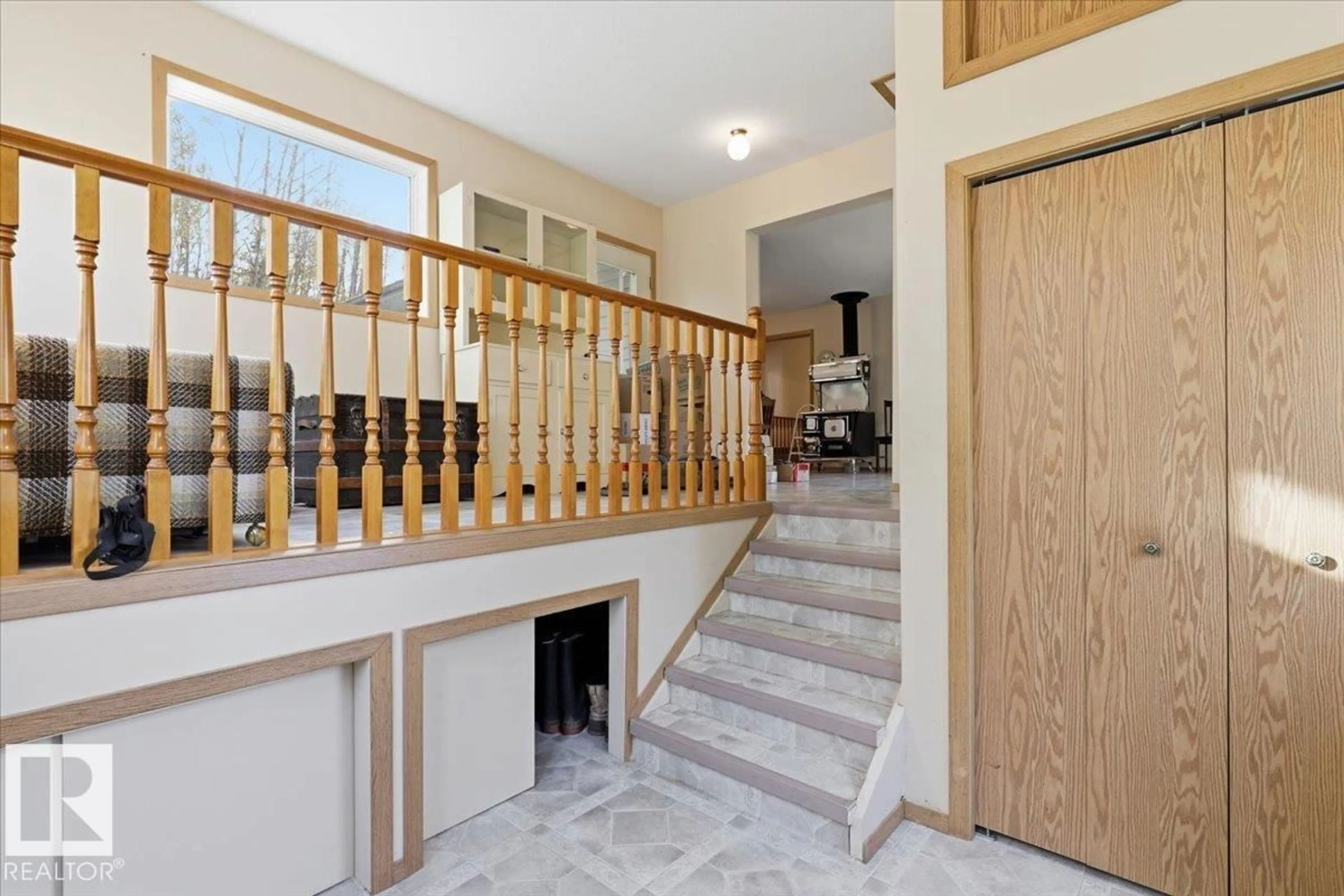 Indoor foyer for 472004 & 472006 RGE ROAD 32, Rural Wetaskiwin County Alberta T0C2X0