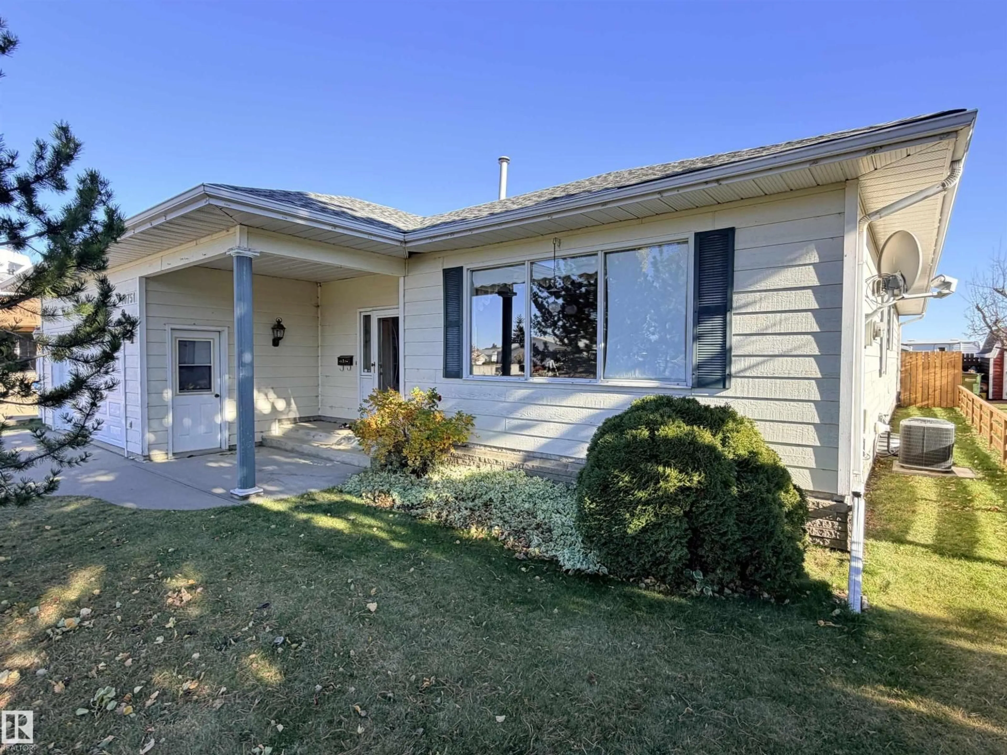 Home with vinyl exterior material, unknown for 10751 109 AV, Westlock Alberta T7P1B9
