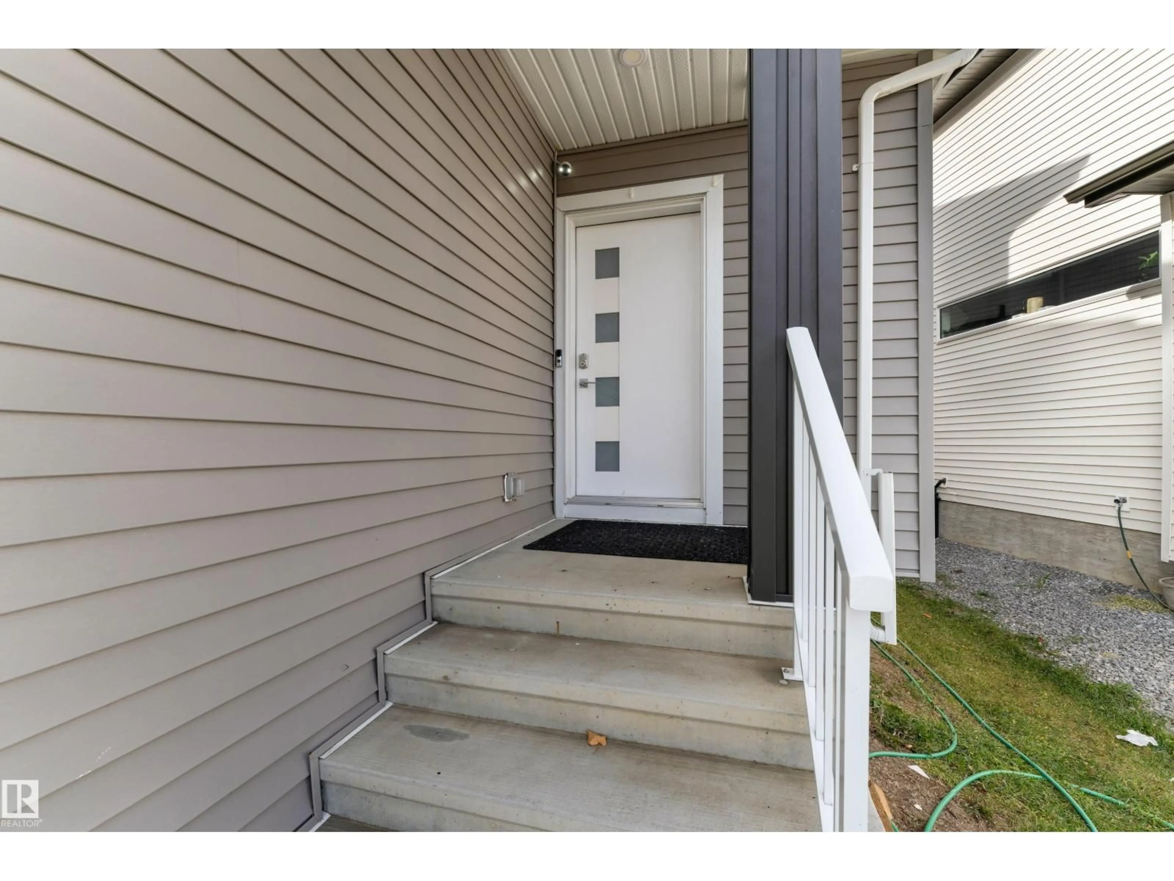 Indoor entryway for 1360 20 ST, Edmonton Alberta T6T2R7