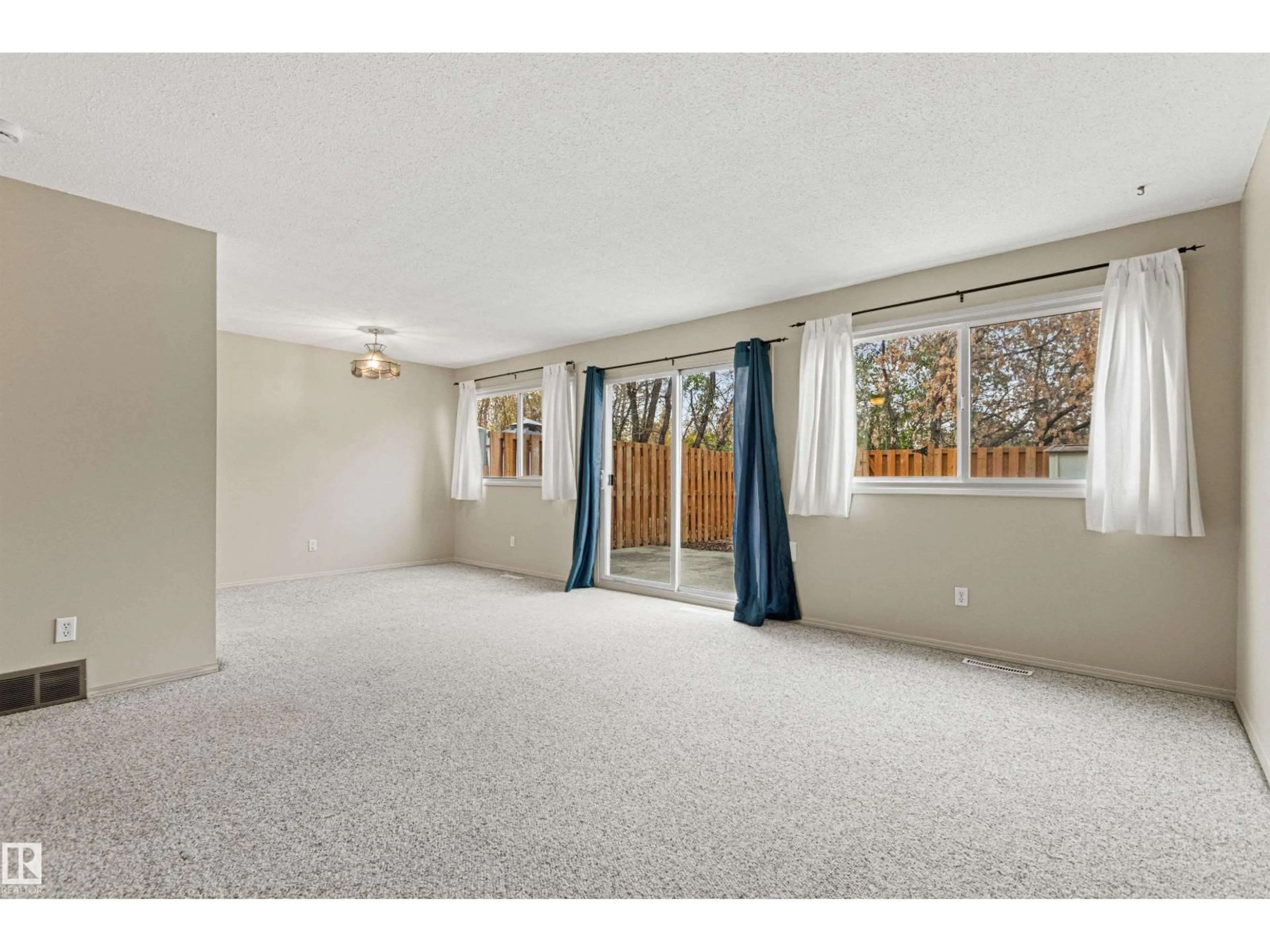 A pic of a room for 55 ROYAL RD, Edmonton Alberta T6J2E7