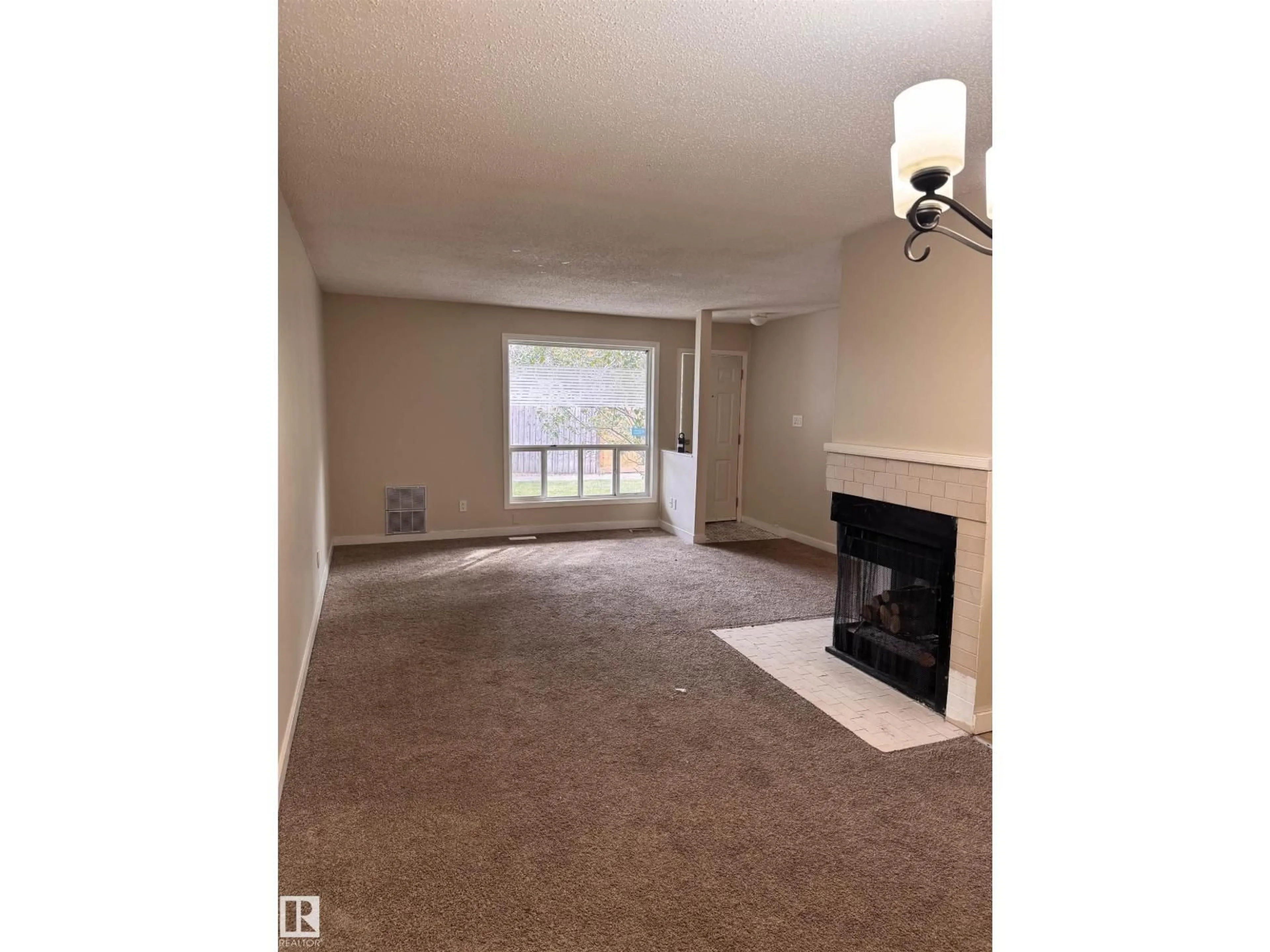 A pic of a room for 1503 MILL WOODS RD EAST NW, Edmonton Alberta T6L4C2