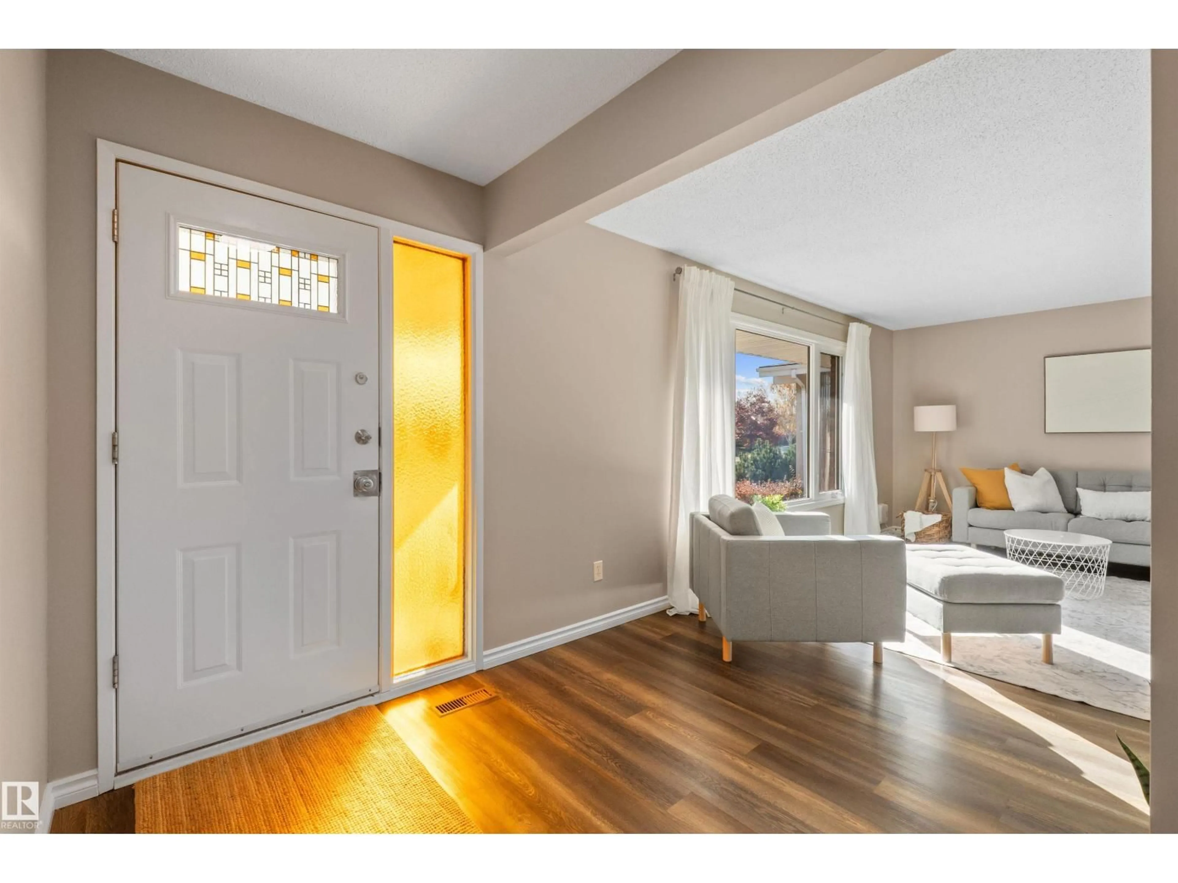 Indoor entryway for 10420 36A AV, Edmonton Alberta T6J2H6