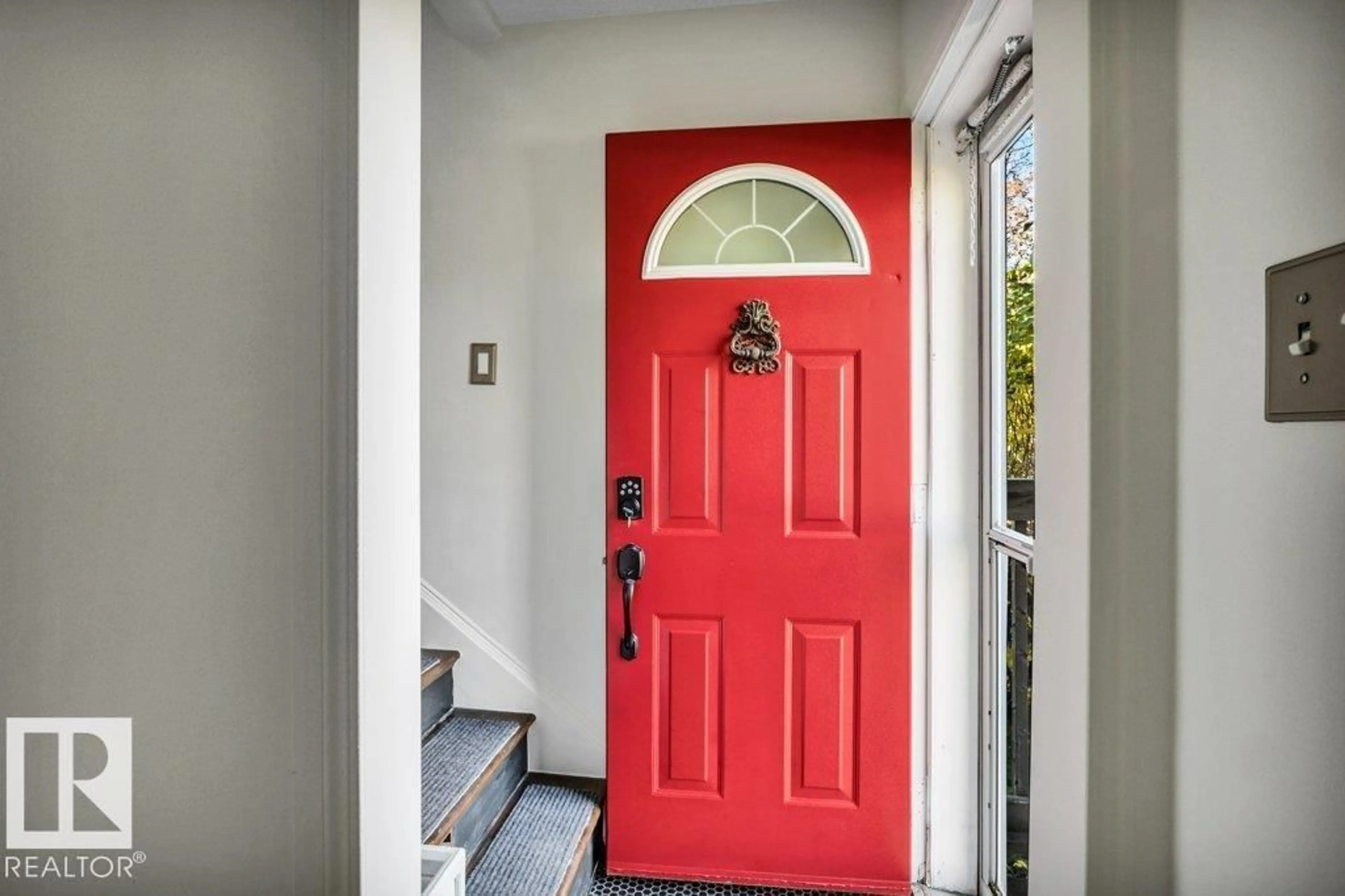 Indoor entryway for NW - 7747 79 AV, Edmonton Alberta T6C0P5