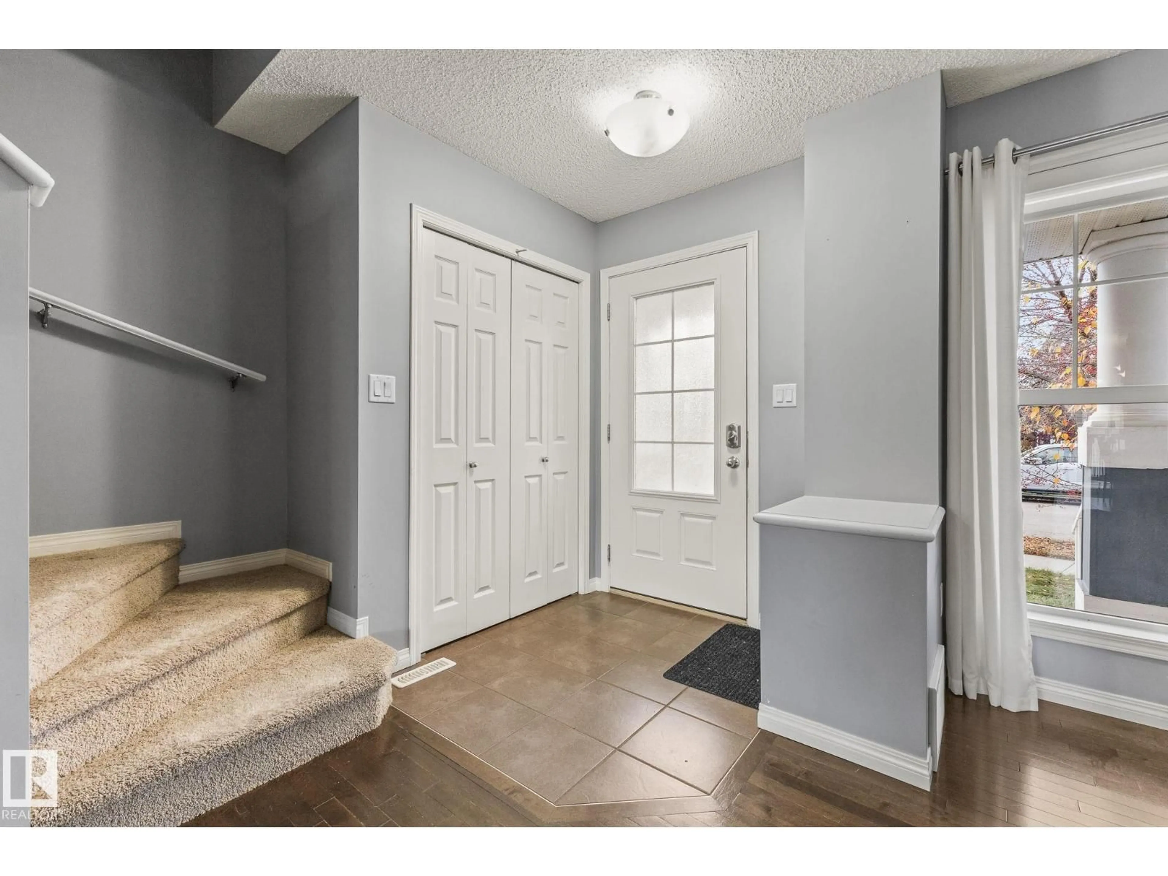 Indoor entryway for SW - 7030 21A AV, Edmonton Alberta T6X0T7