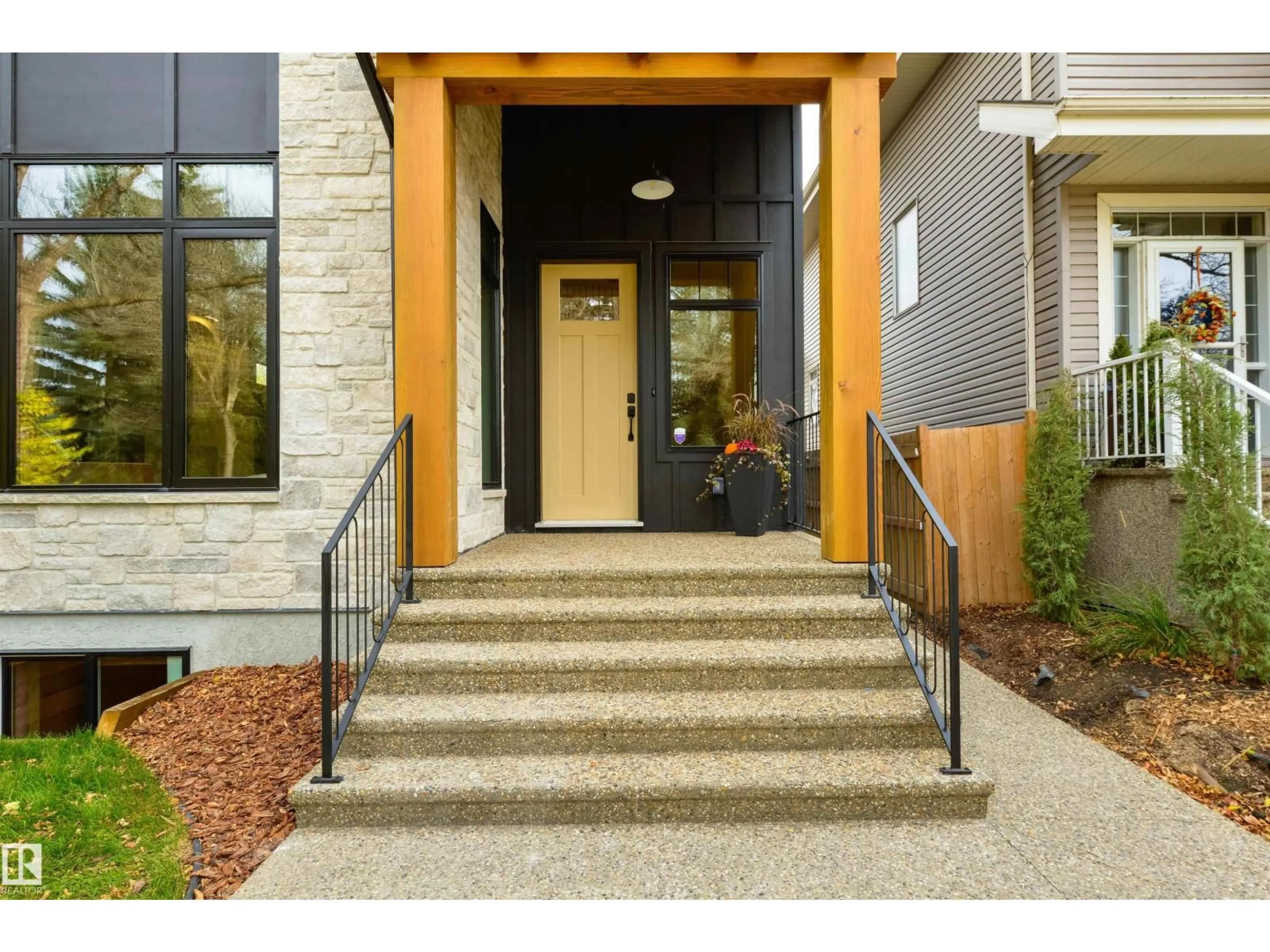 Indoor entryway for NW - 9513 101 ST, Edmonton Alberta T5K0W6