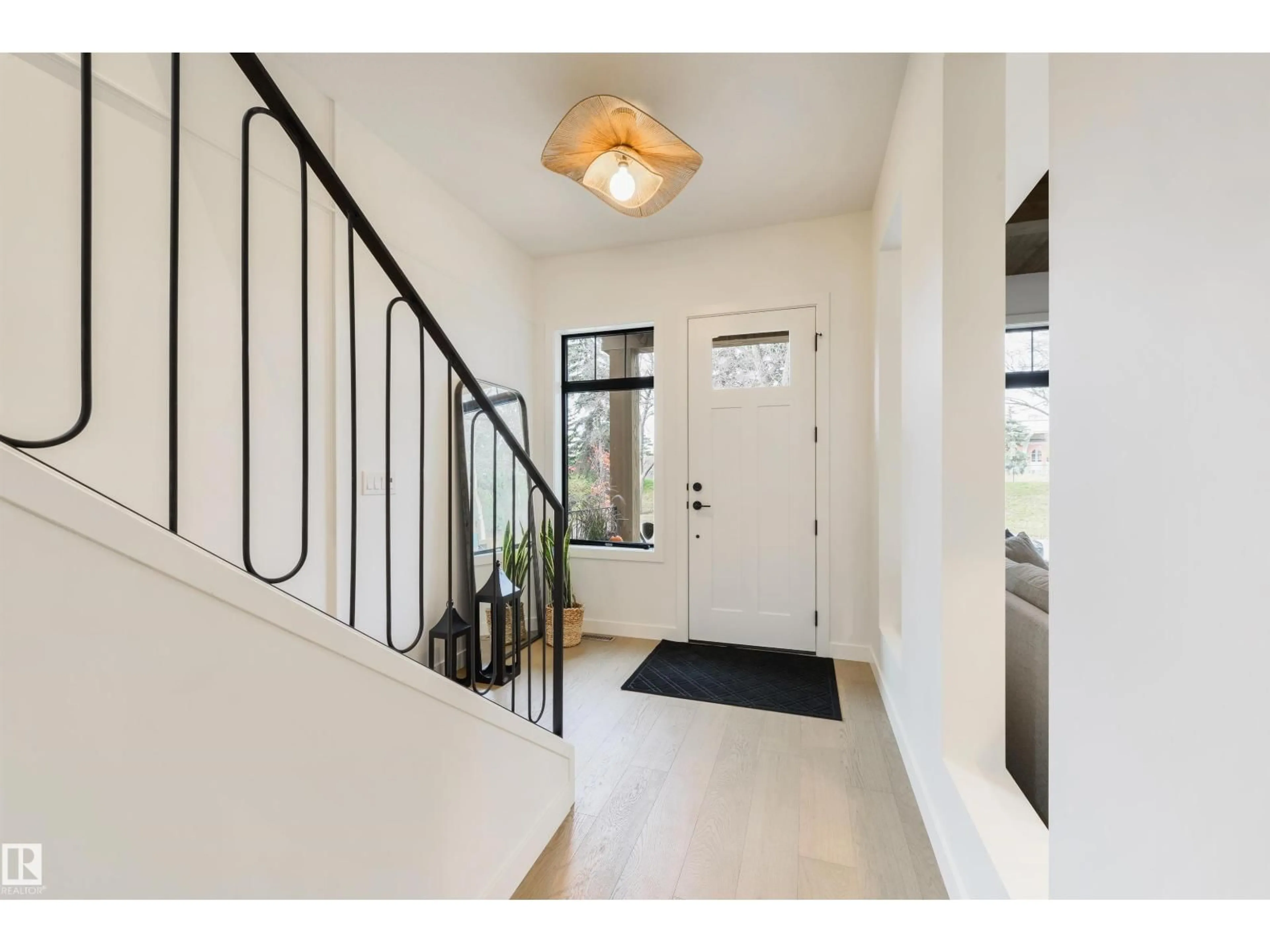 Indoor entryway for NW - 9513 101 ST, Edmonton Alberta T5K0W6