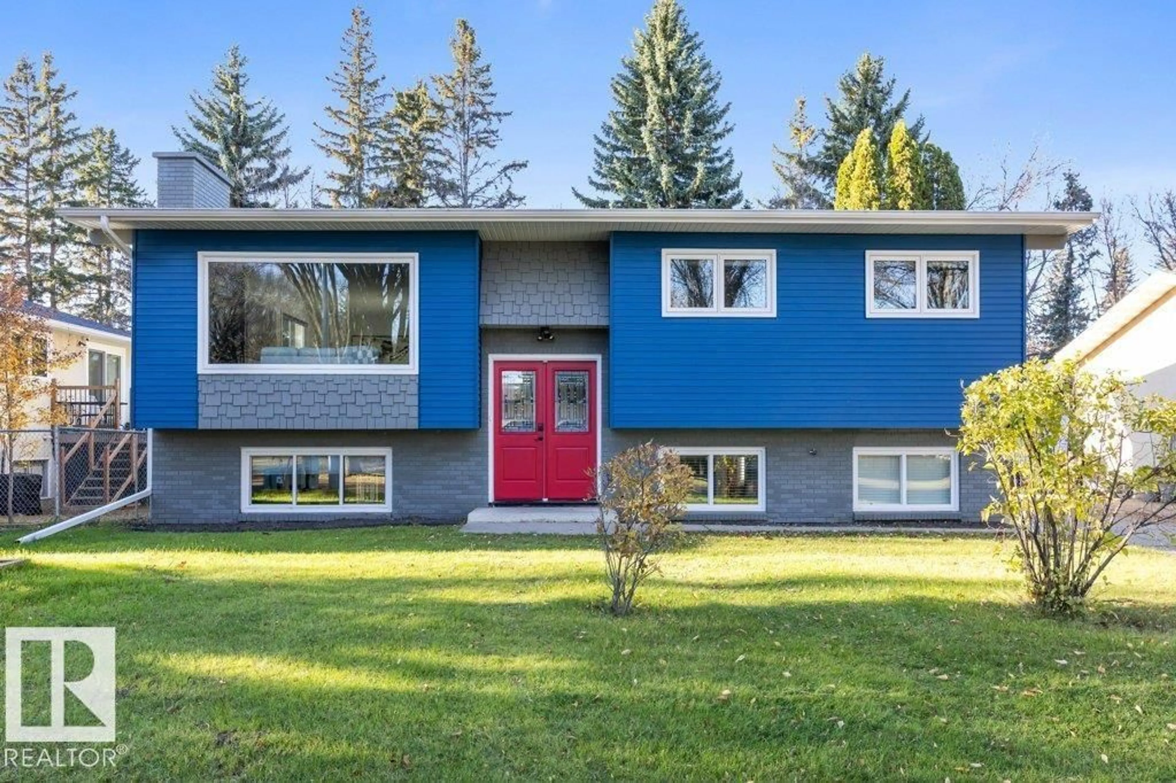 Home with vinyl exterior material, street for 4 FLEETWOOD CR, St. Albert Alberta T8N1R5