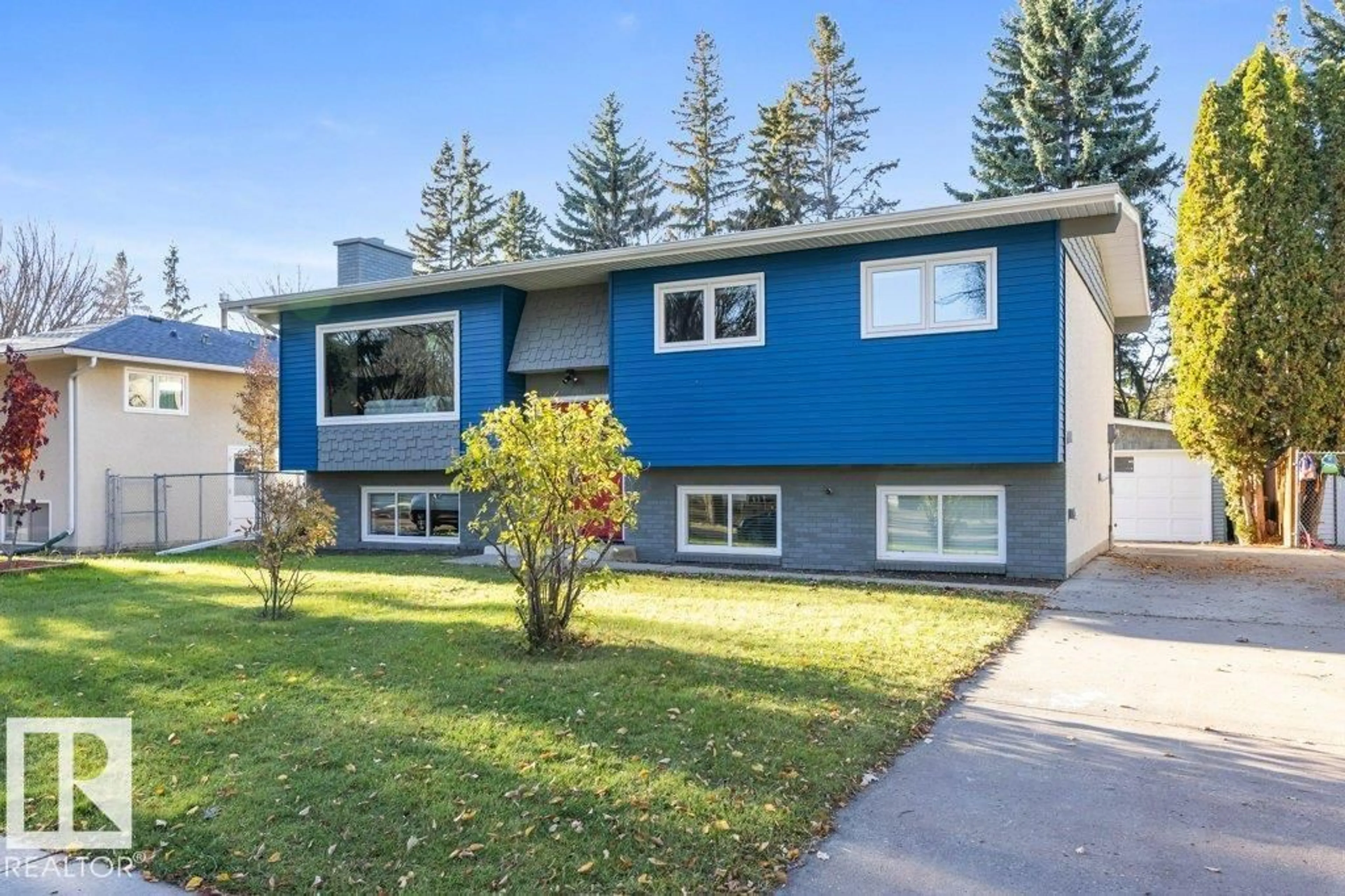 Home with vinyl exterior material, street for 4 FLEETWOOD CR, St. Albert Alberta T8N1R5