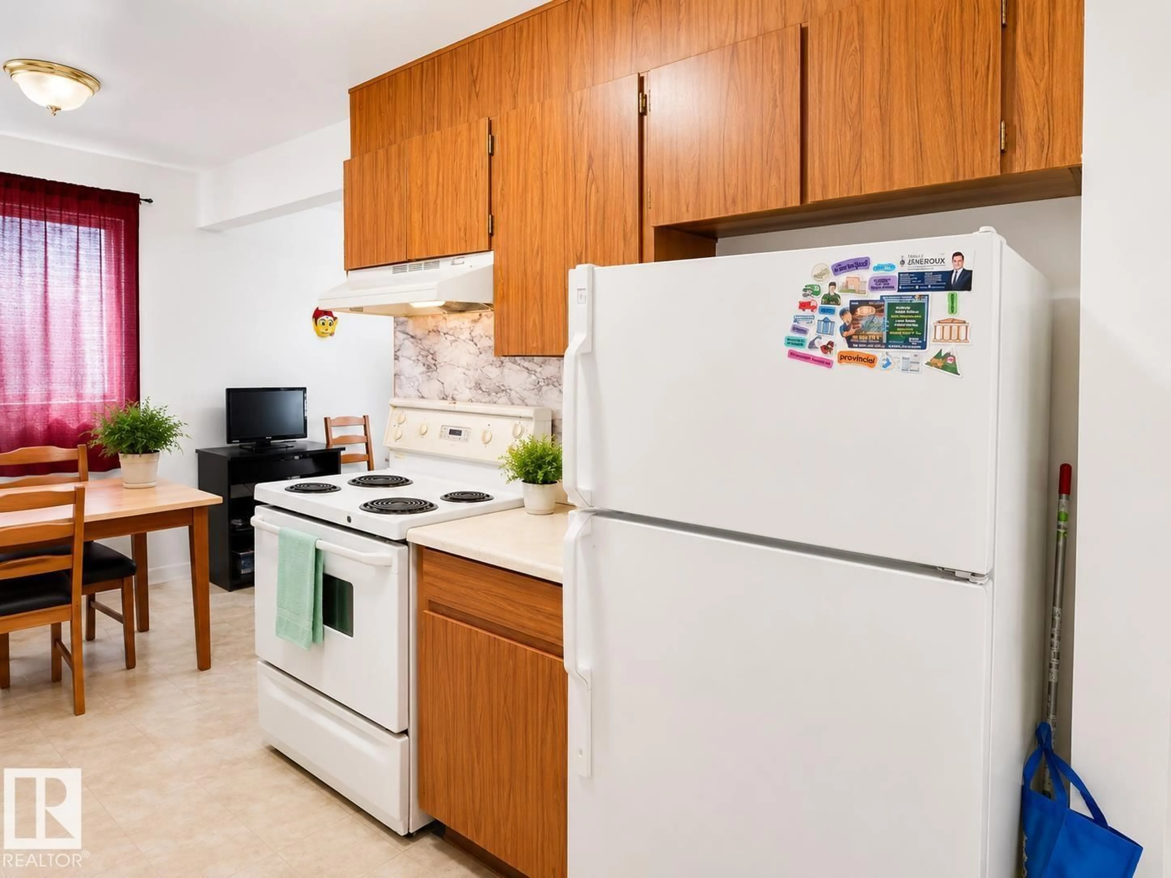 Standard kitchen, unknown for 38 11265 31 AV NW, Edmonton Alberta T6J3V7