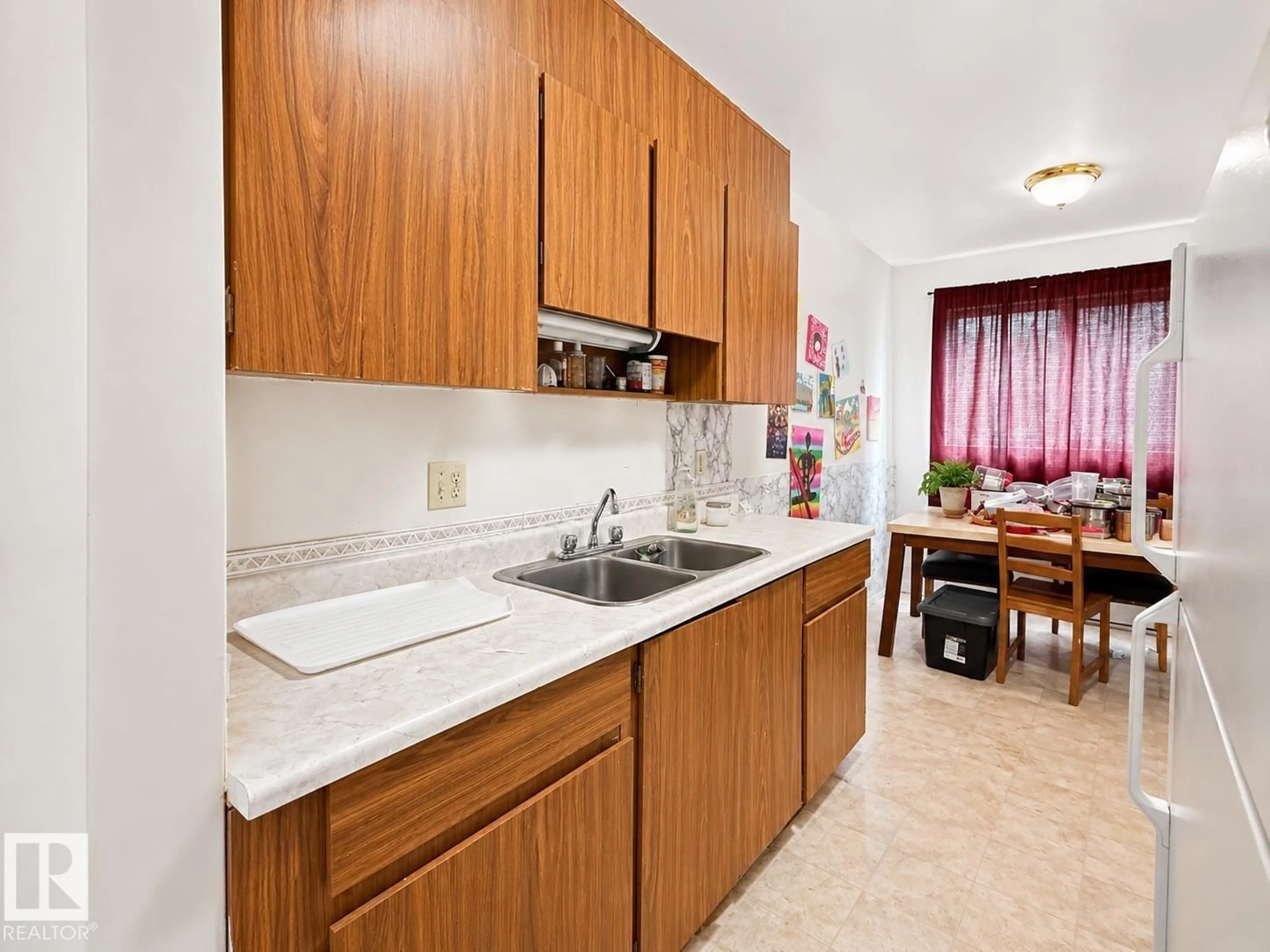 Standard kitchen, ceramic/tile floor for 38 11265 31 AV NW, Edmonton Alberta T6J3V7