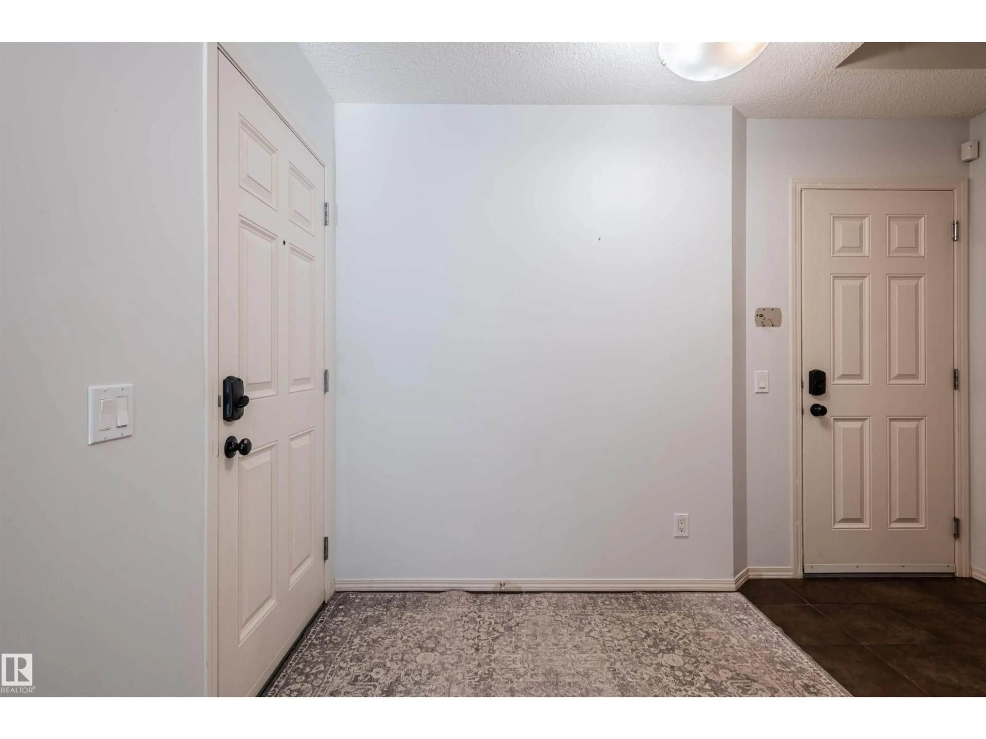 Indoor entryway for 21413 94 AV, Edmonton Alberta T5T4E5