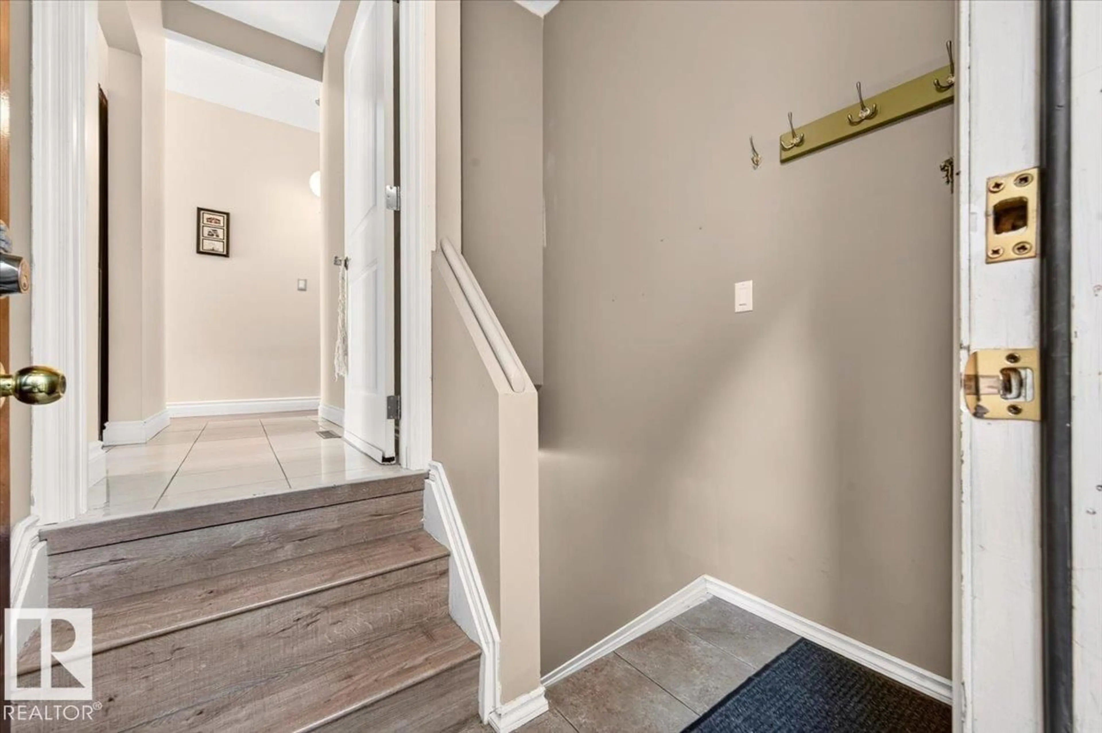 Indoor entryway for NW - 8512 134 AV, Edmonton Alberta T5E1H2