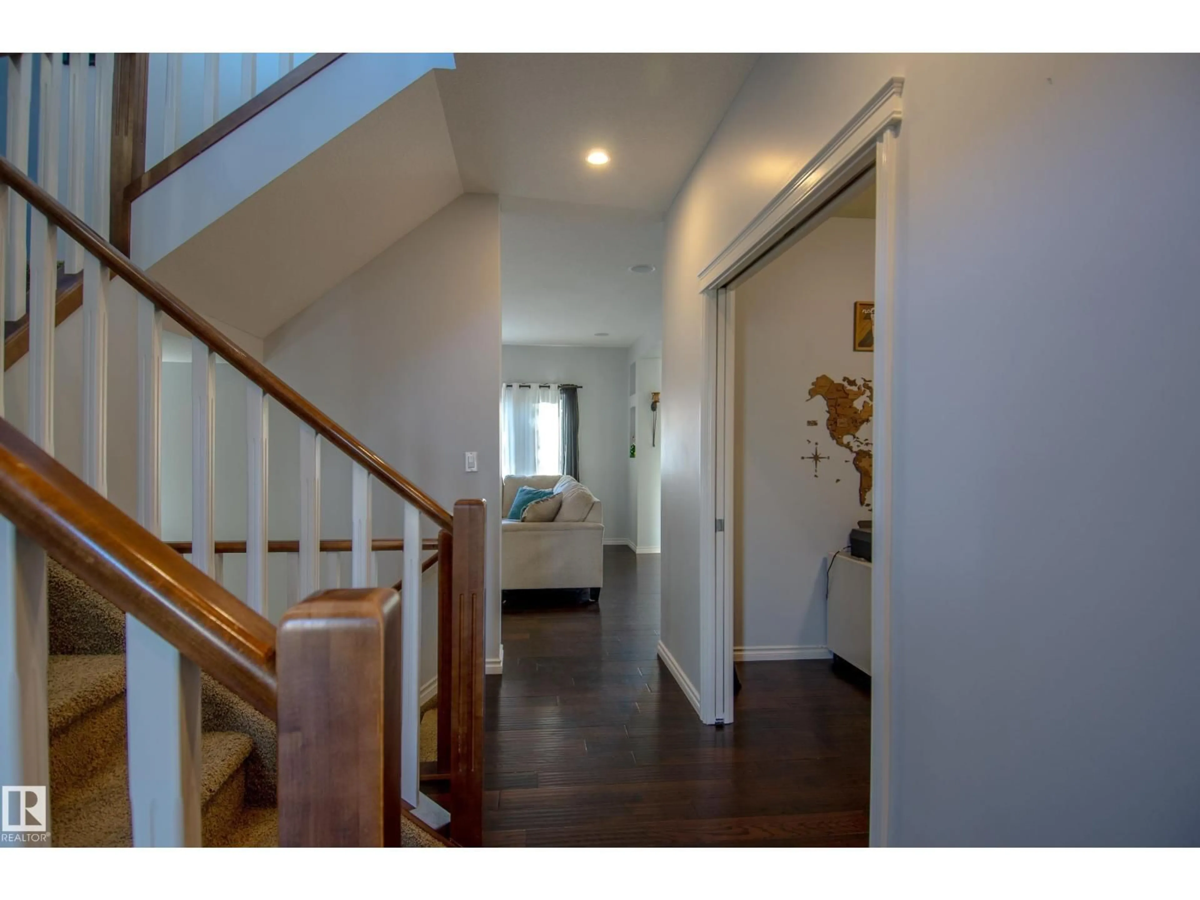 Indoor foyer for 247 SECORD DR, Edmonton Alberta T5T4H4