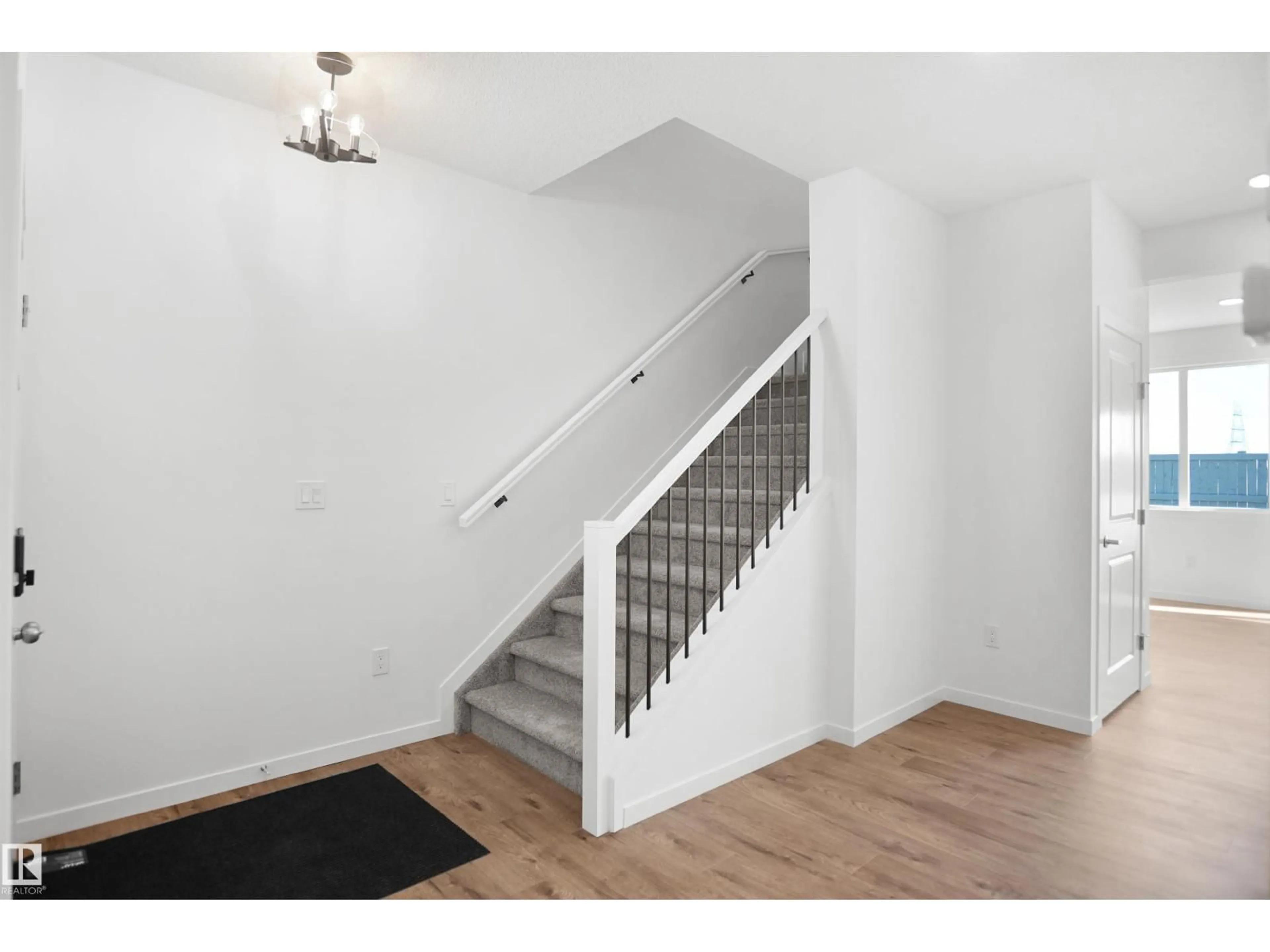 Stairs for 1435 9 ST, Edmonton Alberta T6T2N8
