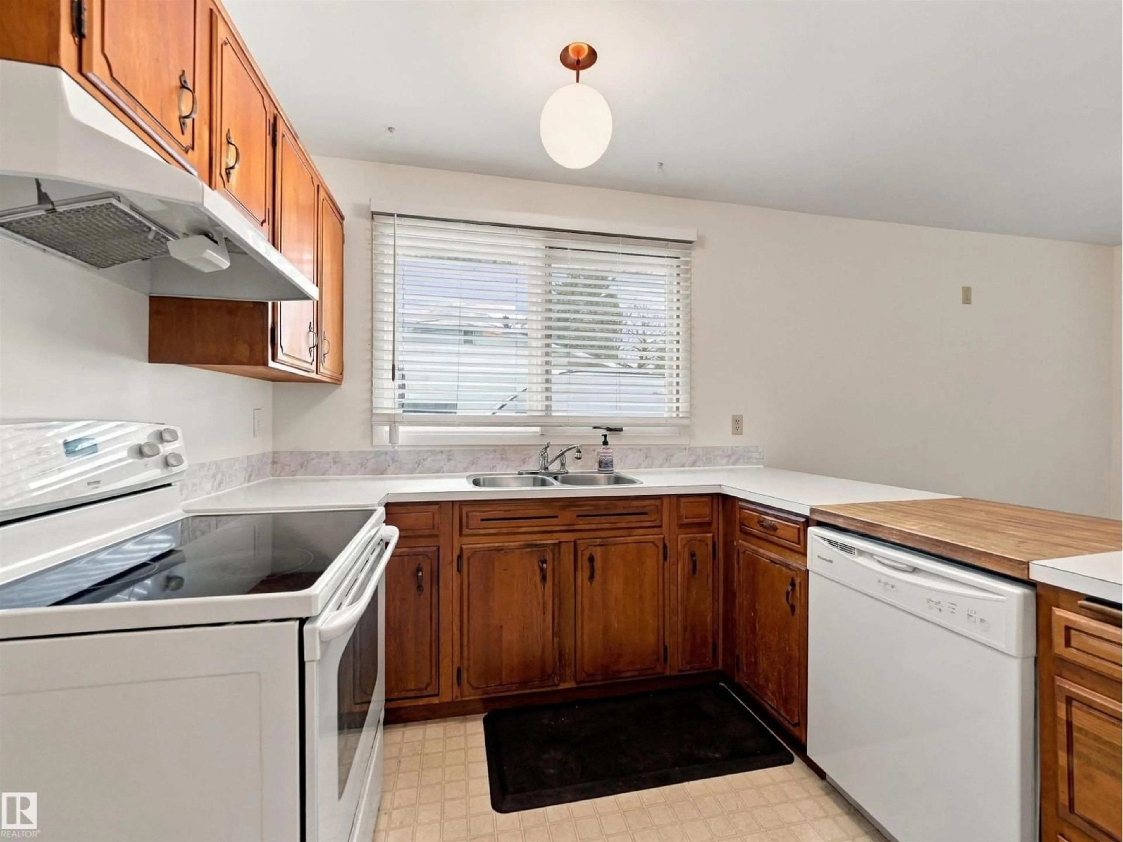 Standard kitchen, unknown for 11519 38 AV NW, Edmonton Alberta T6J0L3