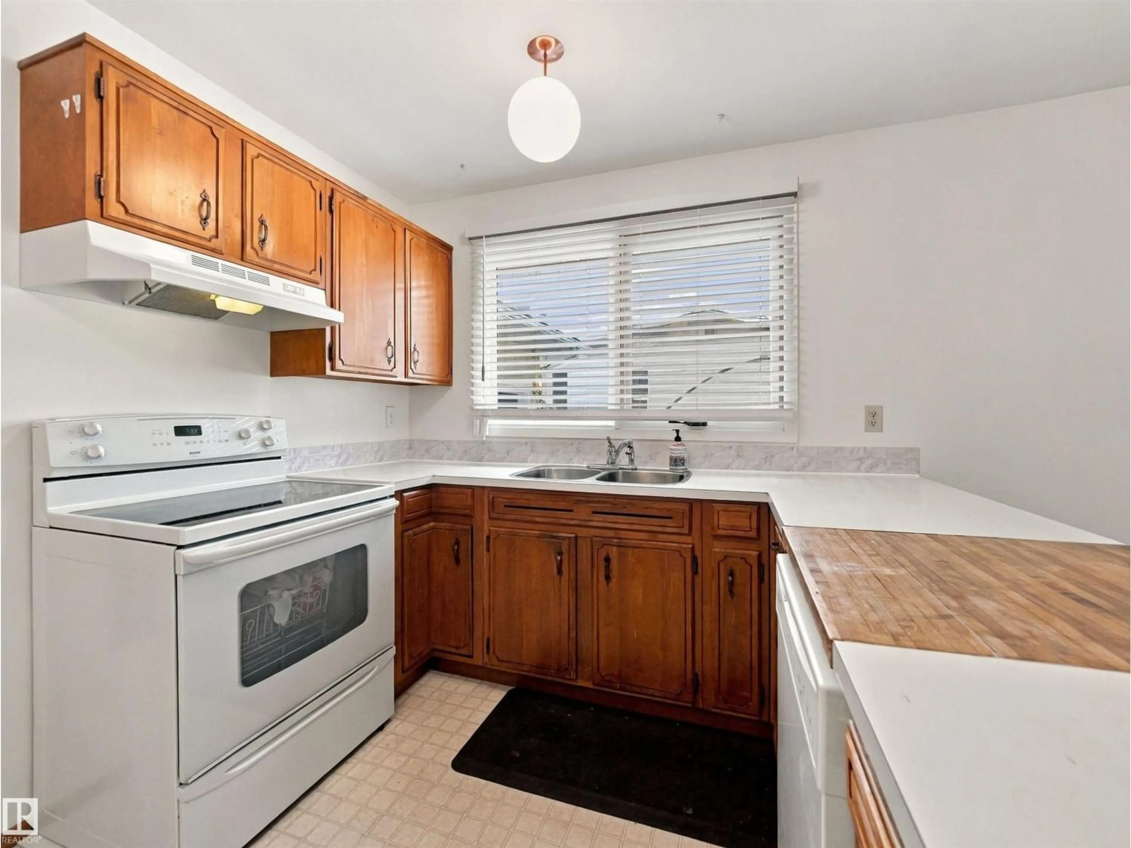 Standard kitchen, unknown for 11519 38 AV NW, Edmonton Alberta T6J0L3