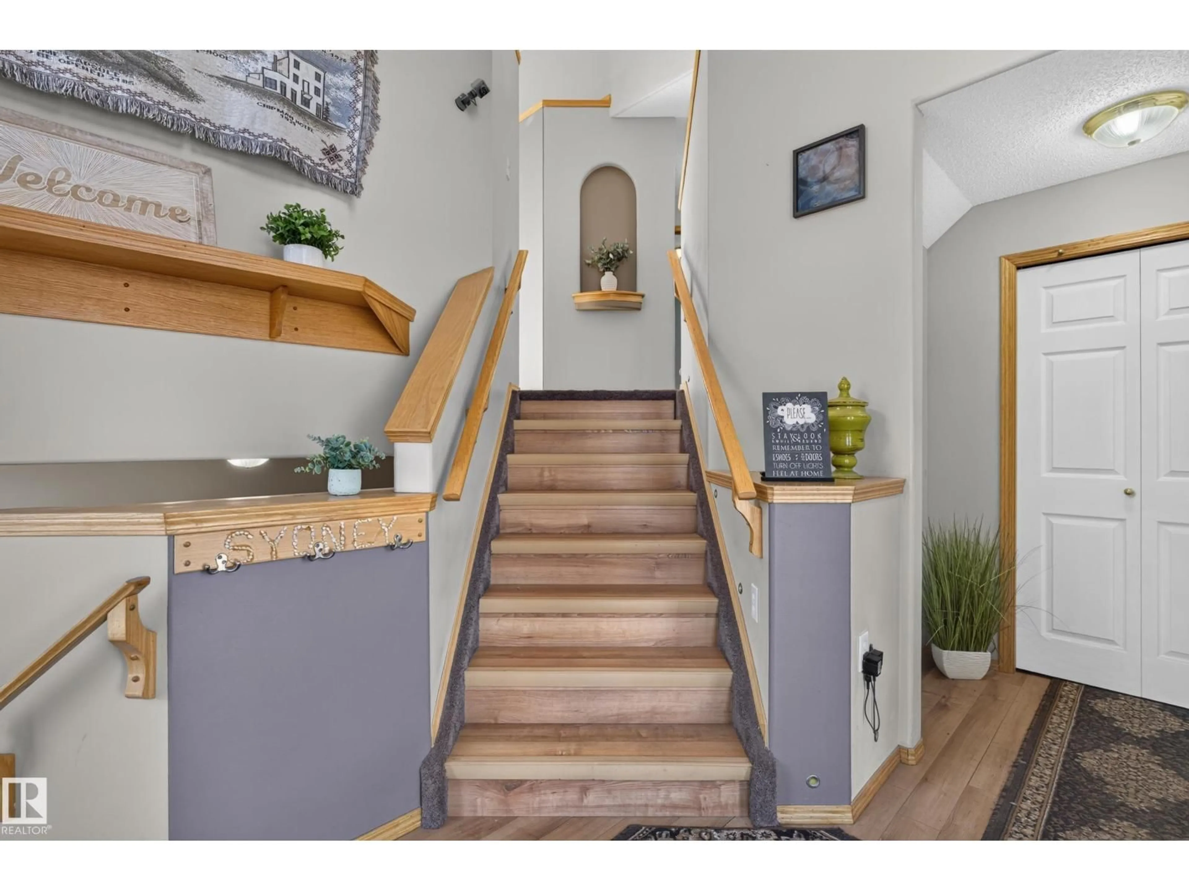 Indoor entryway for NW - 4615 151 AV, Edmonton Alberta T5Y3A1